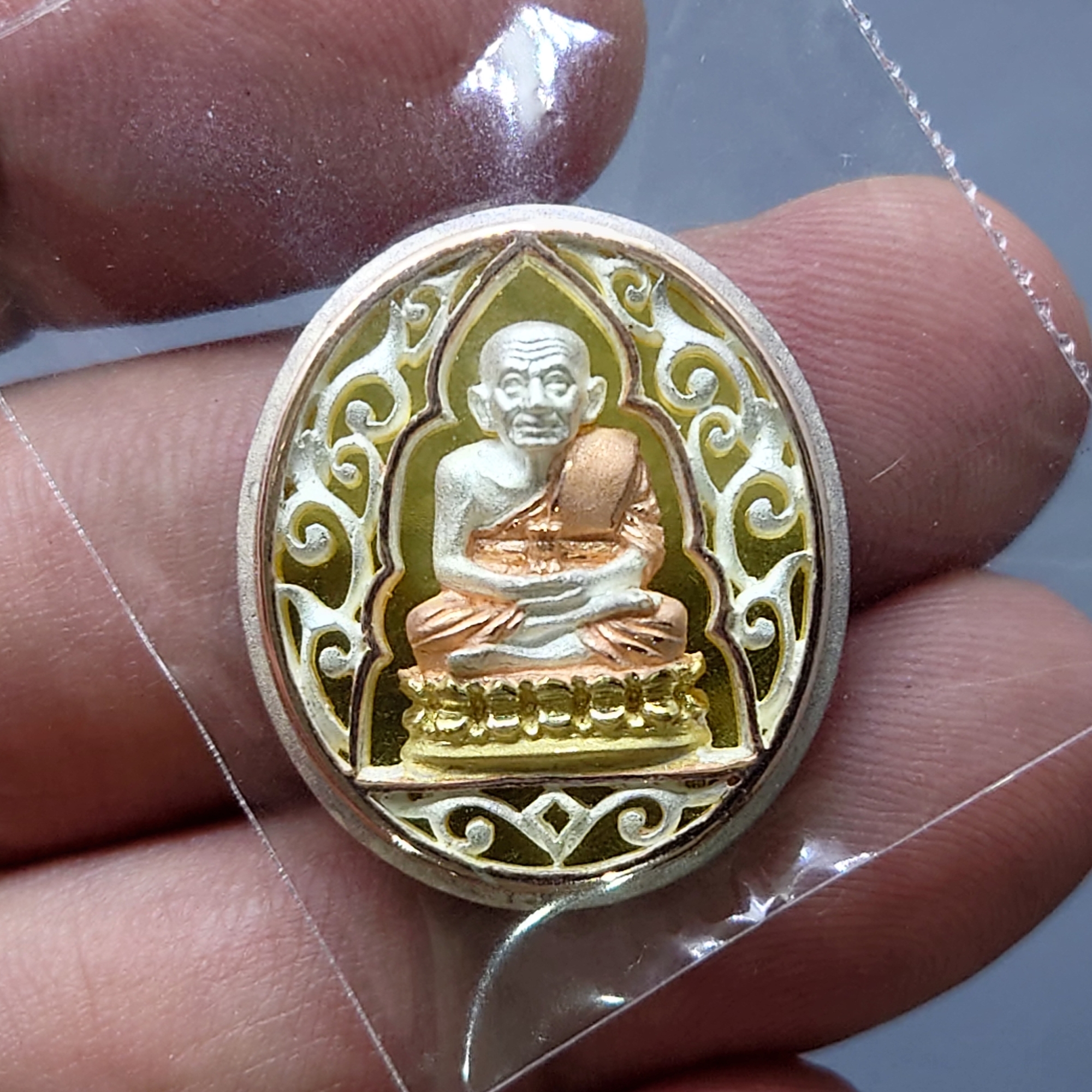 เหรียญหลวงปู่ทวด เนื้อเงิน 3 K รุ่นมงคลบารมี วัดประสาทบุญญาวาส พ.ศ.2545 พิมพ์วงรี รูปไข่ ขนาดสูง 2.5 เซ็น พร้อมกล่องเดิม