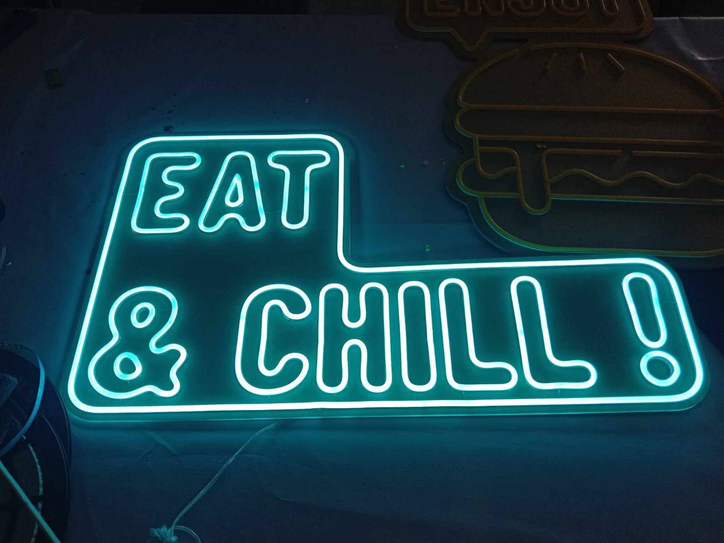 ป้ายไฟนีออนเฟล็กซ์ “EAT & CHILL!” เพิ่มบรรยากาศสุดชิลล์ให้ร้านของคุณทันทีที่เปิดไฟ