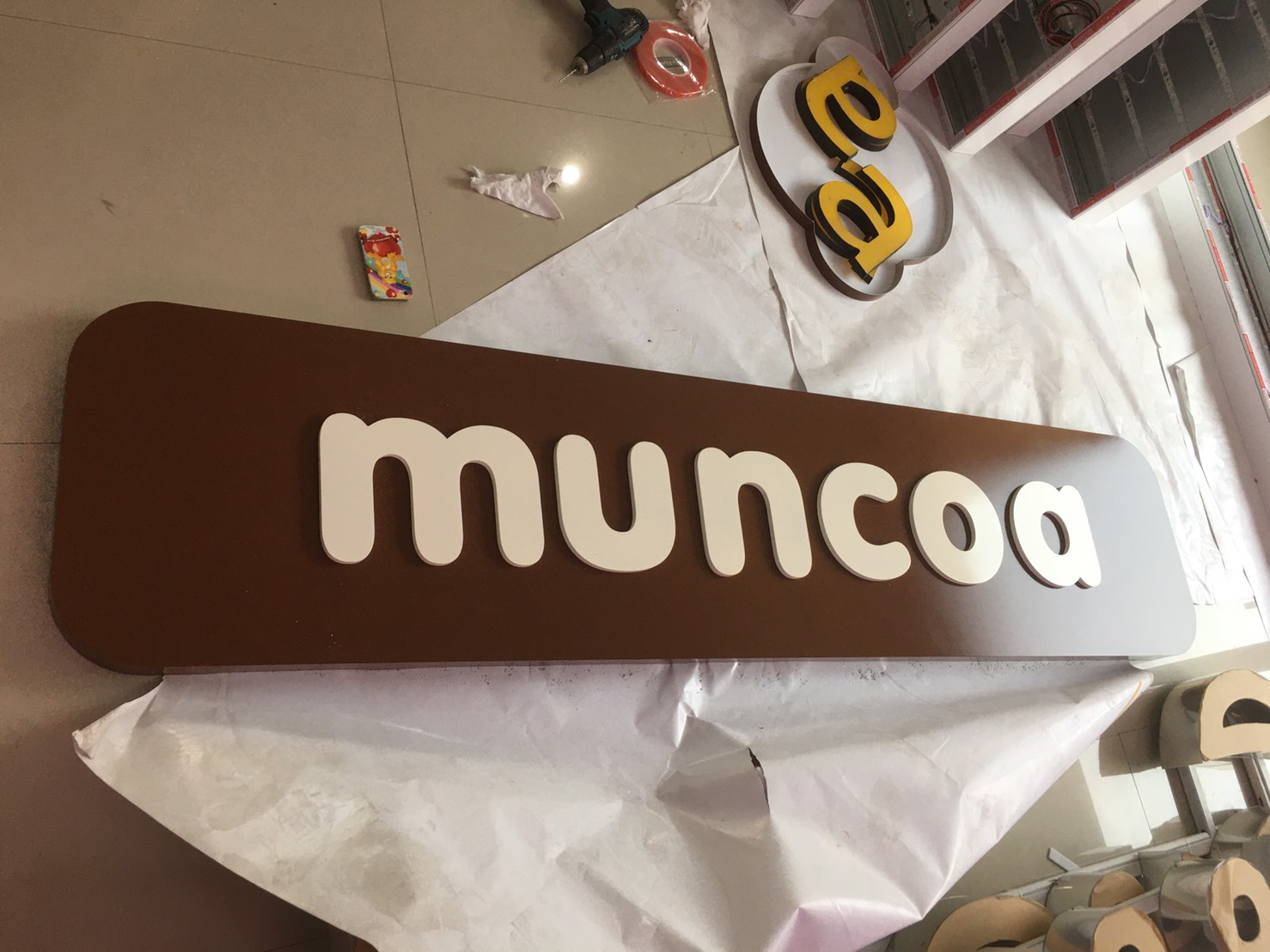 ป้ายตัวหนังสือ ติดลงบนซิงค์พ่นสี รูปลิง งาน MUNCOO มันโก้