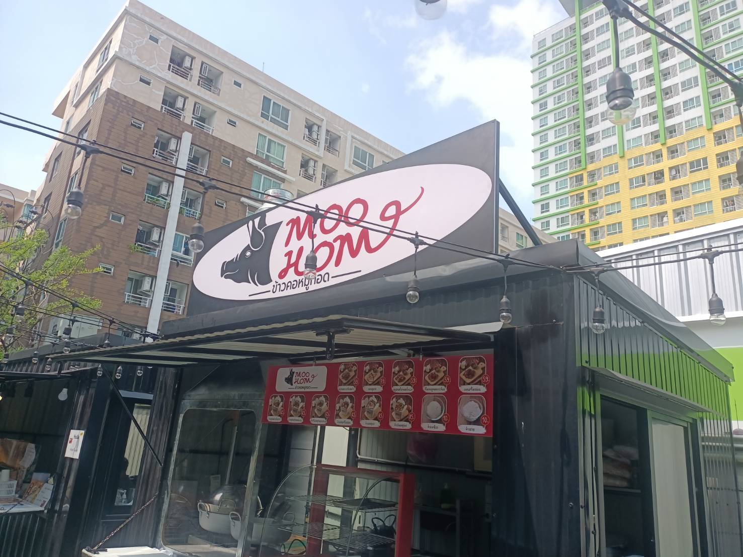 งานป้ายขึงโครงเหล็ก บูทร้านอาหารข้าวคอหมูทอด