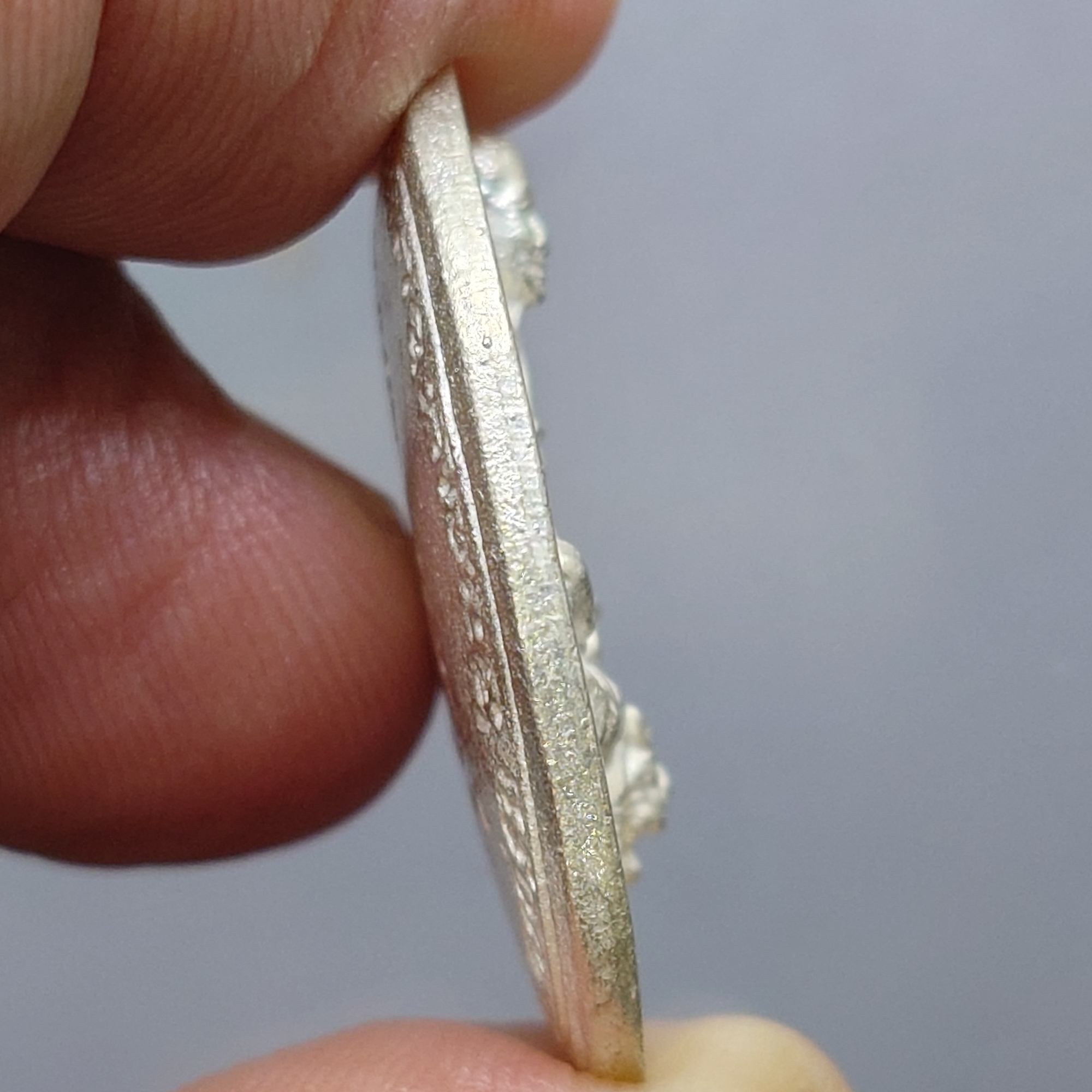 เหรียญหล่อหลวงพ่อเปิ่น วัดบางพระ นั่งเสือ หลังยันต์มิ รุ่นมหาเศรษฐี พ.ศ. 2534 เนื้อเงิน ขนาดสูง 3 ซ.ม.