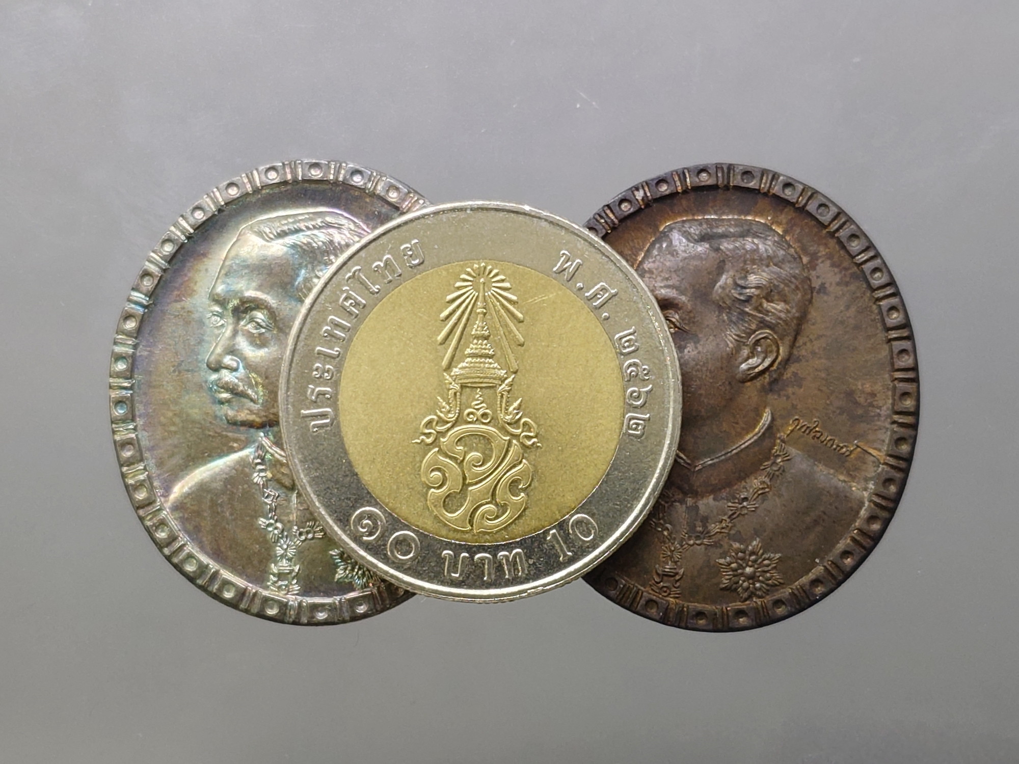 เหรียญเสด็จพ่อ ร.5 หลัง จปร. เนื้อเงิน - ทองแดง พิธีวัดสุทัศนเทพวราราม เพื่อตั้งทุนอุดมศึกษา ปี2532 พร้อมกล่องเดิม