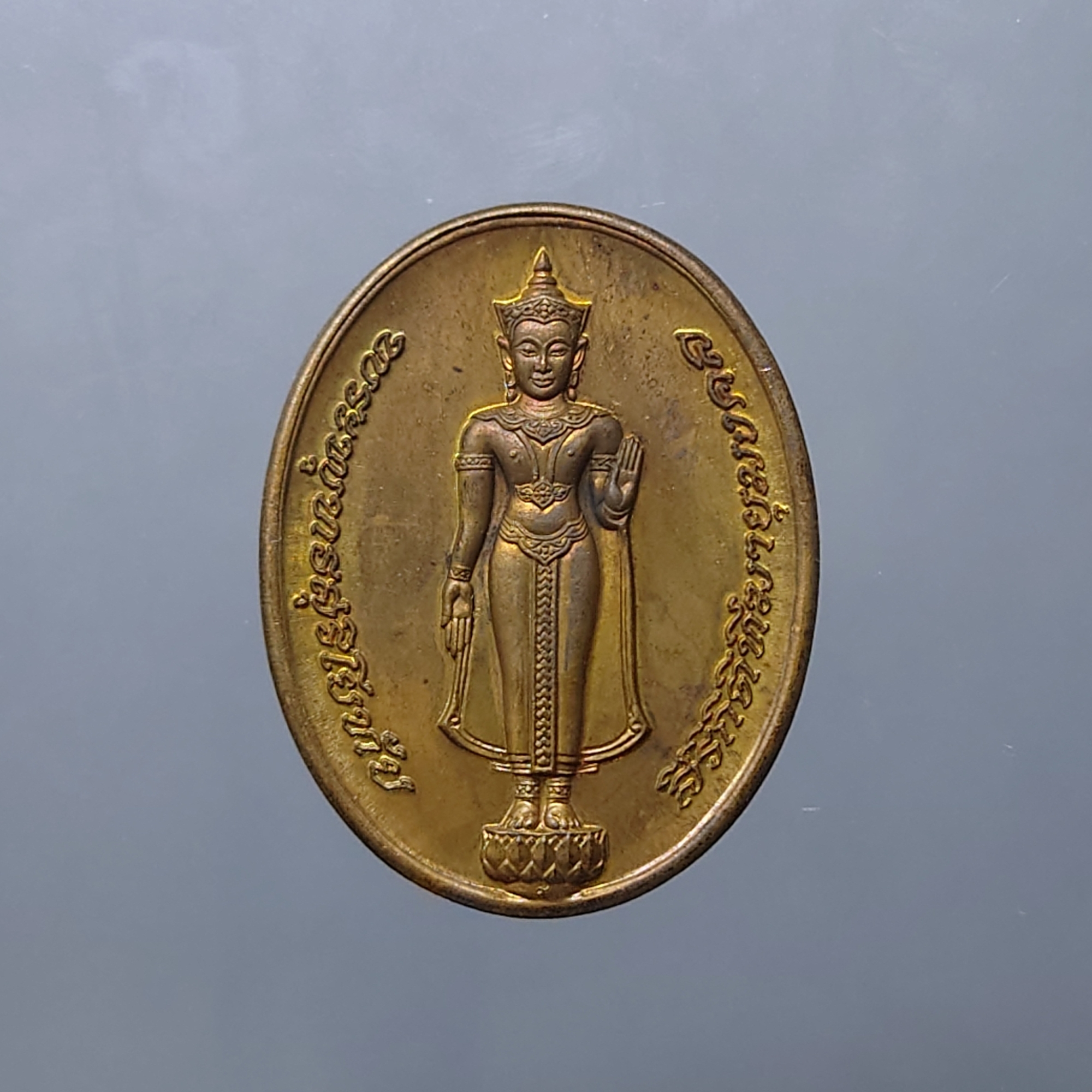 พระพุทธสุริโยทัย สิริกิติฑีคายุมงคล หลังตราพระนามาภิไธยย่อ ส.ก. เนื้อทองแดง ที่ระลึกพระราชพิธี สมโภชพระเจดีย์ศรีสุริโยทัย ปี2534 ตลับเดิม