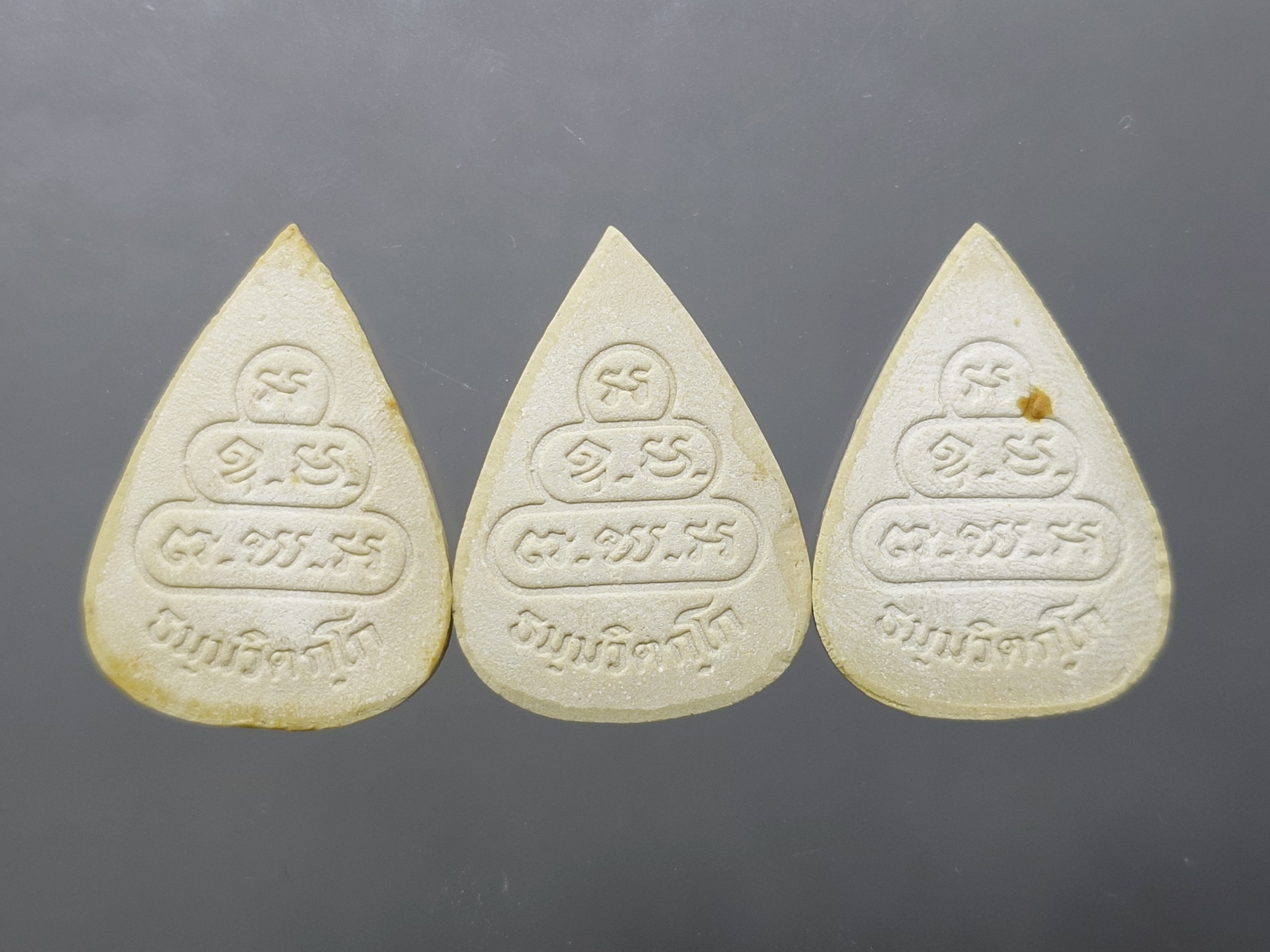 พระแก้วมรกต 3 ฤดู ธมฺมวิตกฺโก หลังยันต์เจ้าคุณนรฯ เนื้อผงพุทธคุณ วัดเทพศิรินทราวาส พ.ศ.2537 พร้อมตลับเดิม