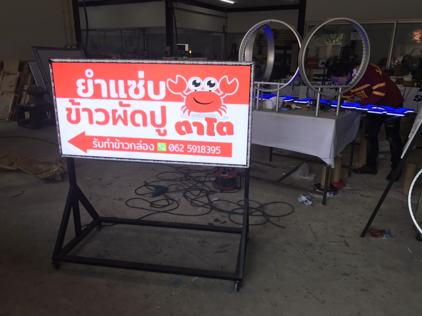 งานป้ายไฟล้อเลื่อนอลูมิเนียมใส่ไฟแอลอีดี งานป้ายร้านอาหาร ป้ายไฟล้อเลื่อนยำแซ่บ ข้าวผัดปูตาโต