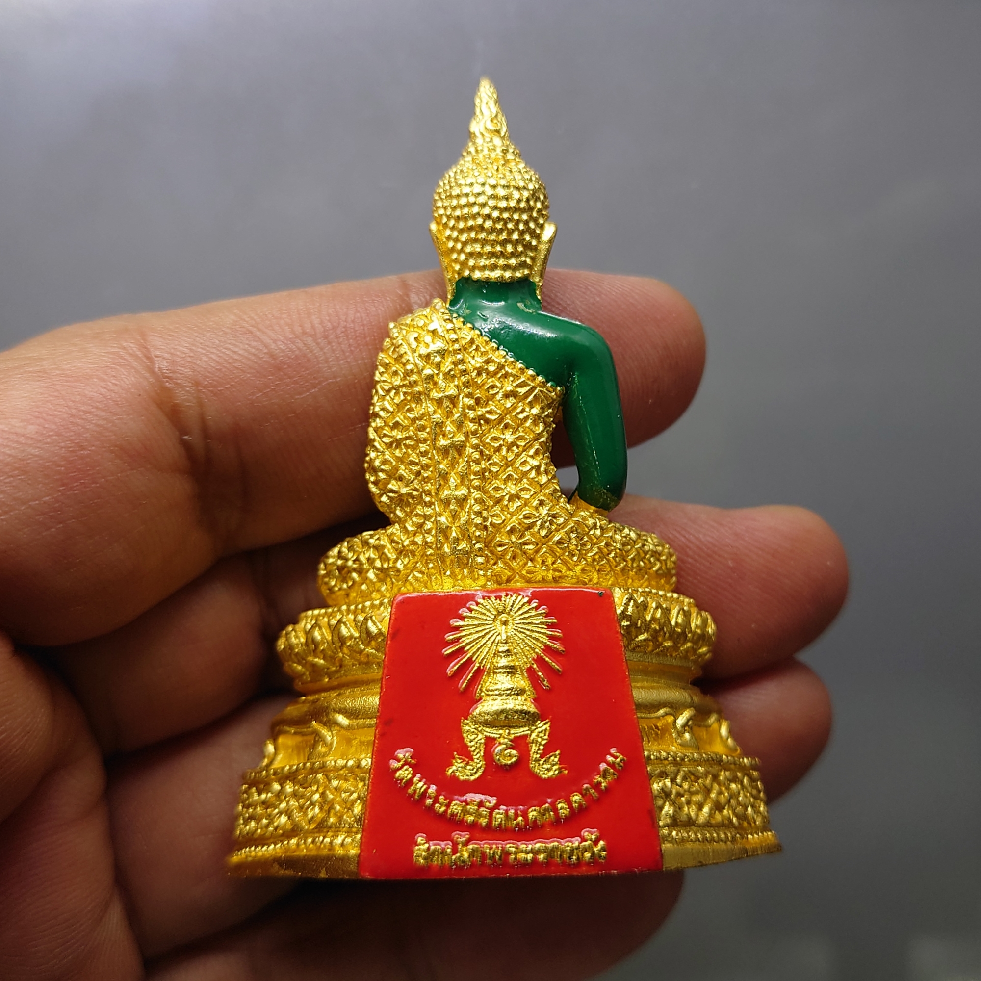 พระแก้วมรกต ทรงฤดูฝน (ขนาดสูง 6.3 เซน) เนื้อโลหะเคลือบสีเขียว เครื่องทรงชุบทอง สำนักพระราชวัง สร้าง พุทธาภิเษก ณ วัดพระศรีรัตนศาสดาราม พ.ศ.2547 ซีลเดิม รับประกันแท้