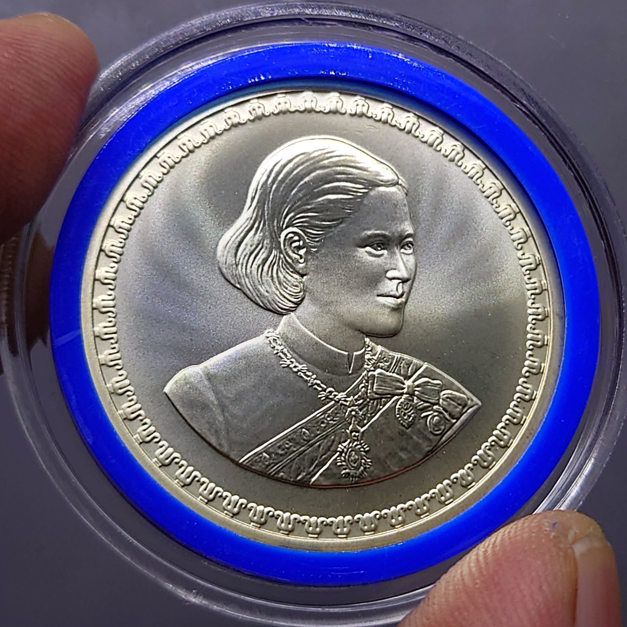 เหรียญ 600 บาท เนื้อเงิน ที่ระลึก สมเด็จพระเทพรัตนราชสุดาฯ พระชนมายุ 50 พรรษา พ.ศ.2548 พร้อมใบเซอร์