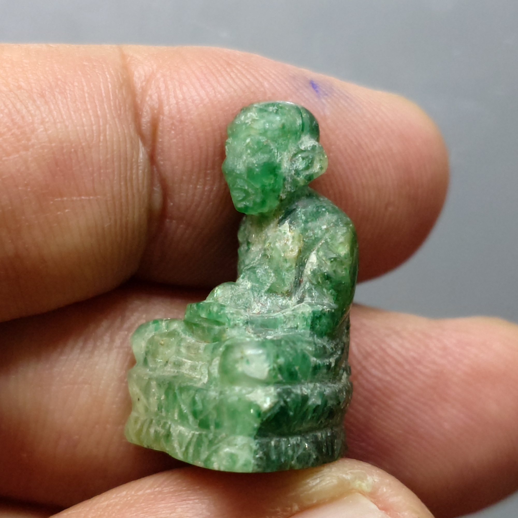 หลวงปู่ทวดหยก ลอยองค์ ใต้ฐานฝังหมุดทองคำแท้ วัดพะโคะ จ. สงขลา ปี 2543 พร้อมกล่องเดิม จัดสร้างโดย สมาคมชาวเพชรบุรี