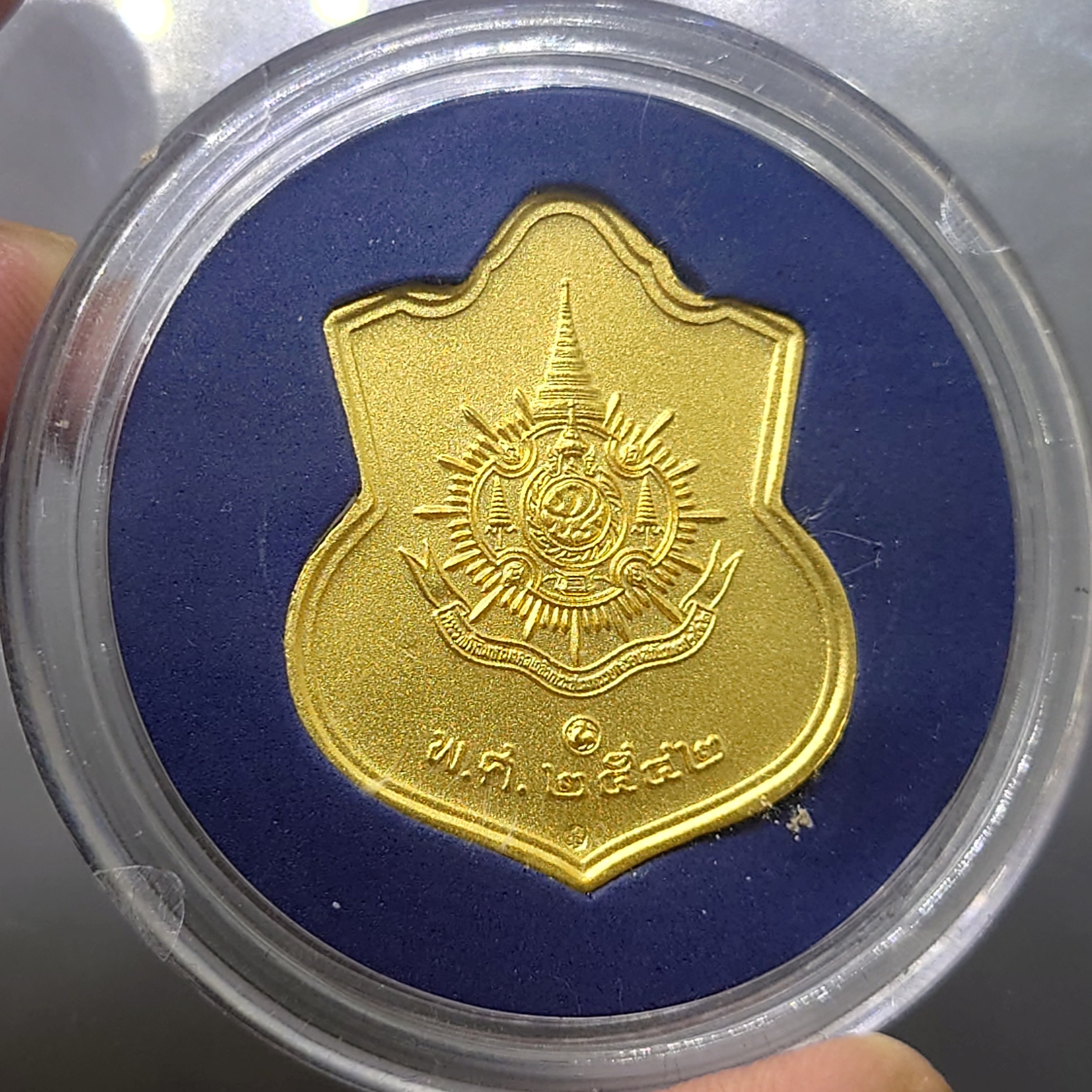 เหรียญเสมา เนื้อทองคำพ่นทราย ที่ระลึก 6 รอบ รัชกาลที่9 มหาดไทยจัดสร้าง พ.ศ.2542 หายาก (หนัก 1 บาท)