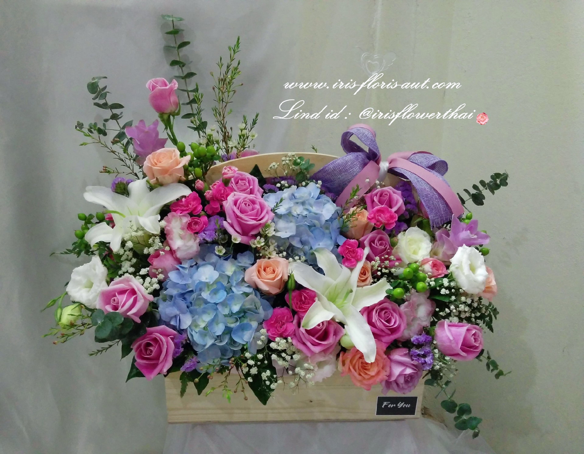กระเช้าดอกไม้สดโทนสีสดใส
