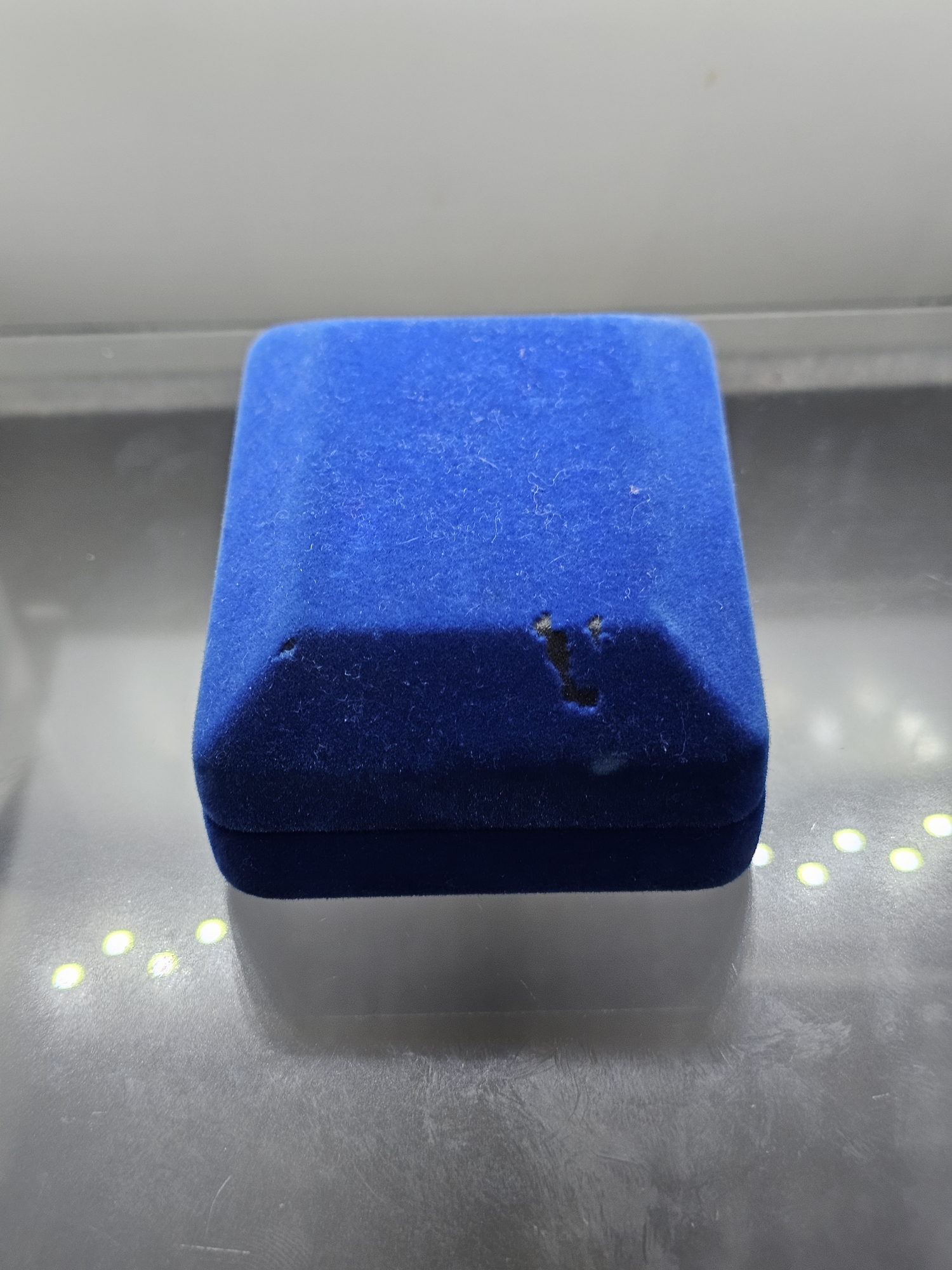 เหรียญที่ระลึกพระราชทาน ในหลวง ร.9 และพระราชินี เนื้อกะไหล่ทอง ขนาด 3 ซม. ทรงกลม (แจกเฉพาะข้าราชการ ใกล้ชิดพระองค์) พร้อมกล่อง