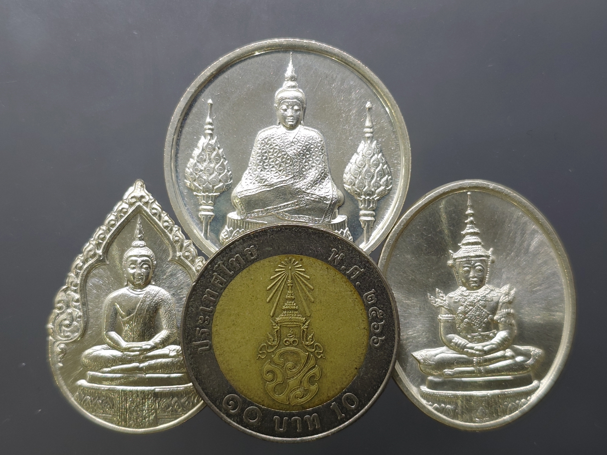 เหรียญพระแก้วมรกต ภปร รุ่นแรก ชุด 3 ฤดู เนื้อเงิน ฉลองกรุงรัตนโกสินทร์ 200 ปี พ.ศ.2525 พร้อมกล่อง