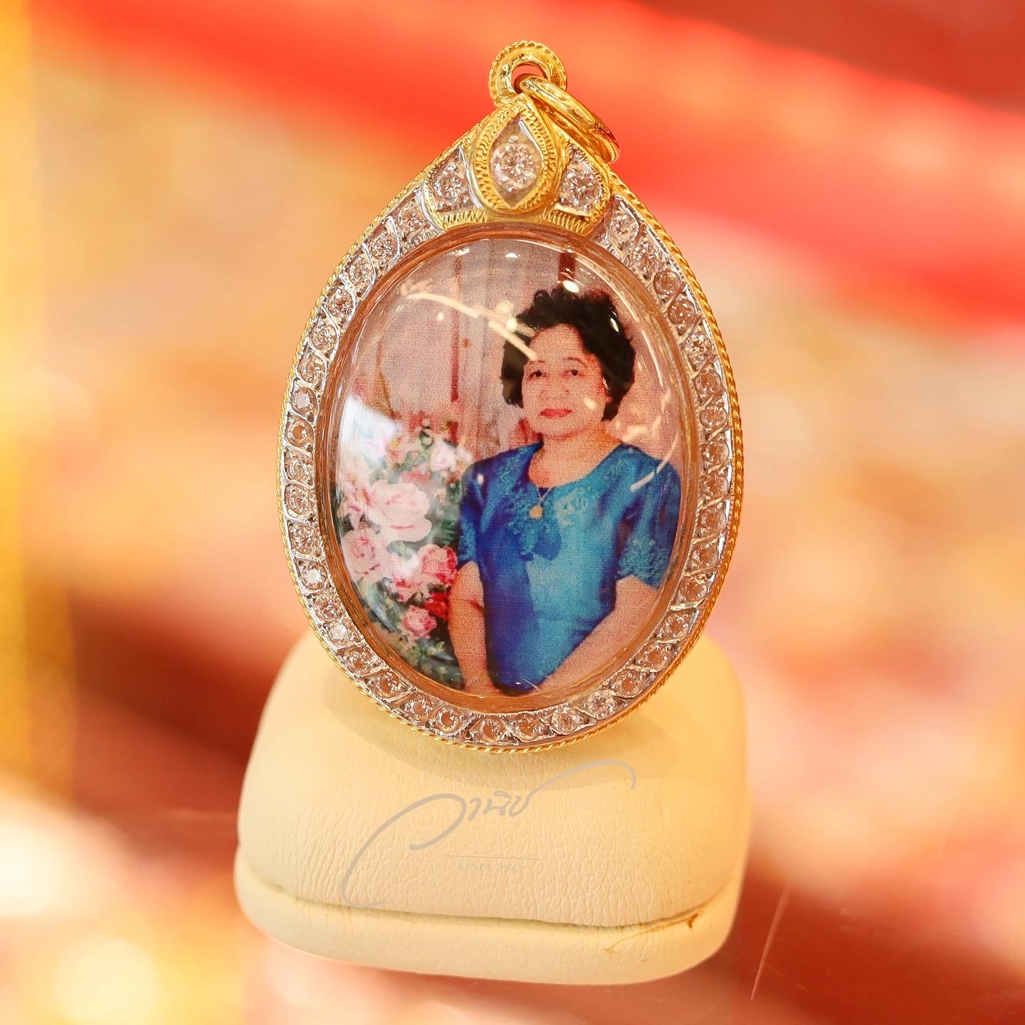 ล็อกเก็ตรูปภาพ เลี่ยมกรอบทองคำแท้ฝังพลอย Gold Locket by WANICH