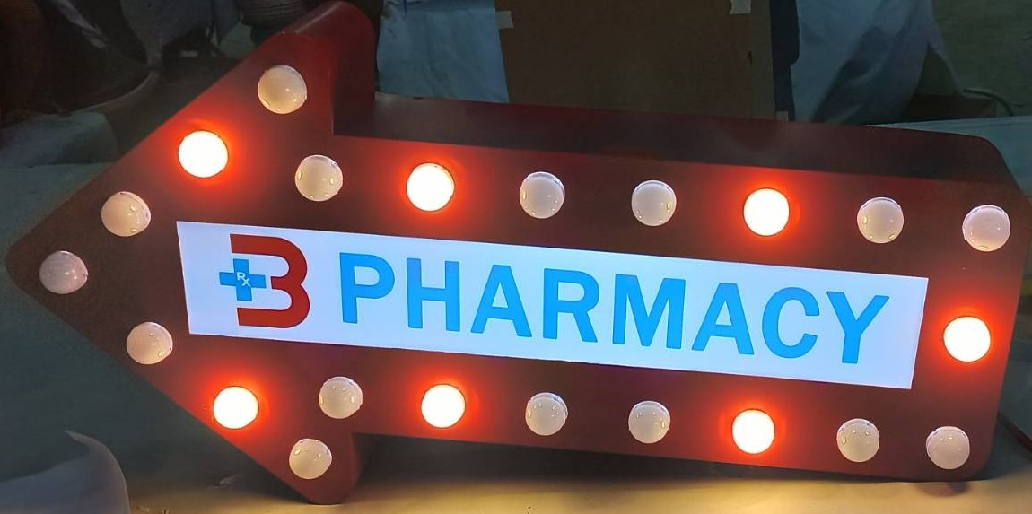 ป้ายไฟปิงปอง “B PHARMACY” | ป้ายร้านขายยาแนวเรโทรสุดชัดเจน พร้อมลูกศรชี้ทิศ และไฟหัวกระสุนสว่างโดดเด่น