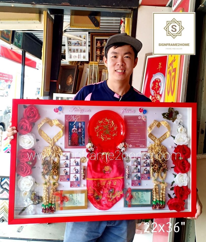 กรอบใส่พวงมาลัยสั่งทำพิเศษ กรอบไม้สีแดงพ่นพิเศษ ขนาด 22x36"นิ้ว