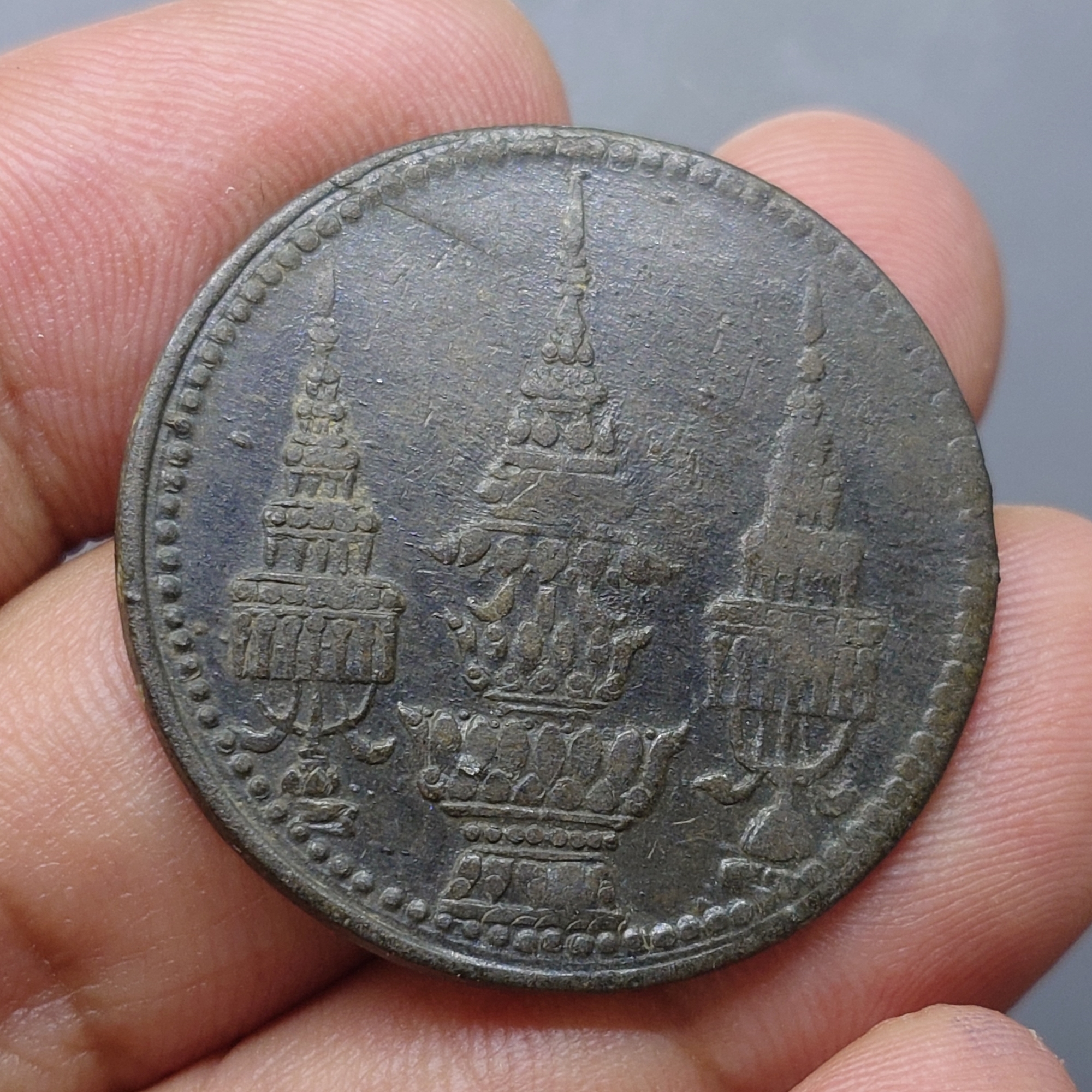 เหรียญดีบุก โสฬส ตราพระจุลมงกุฎ - พระแสงจักร ร5 พ.ศ. 2411