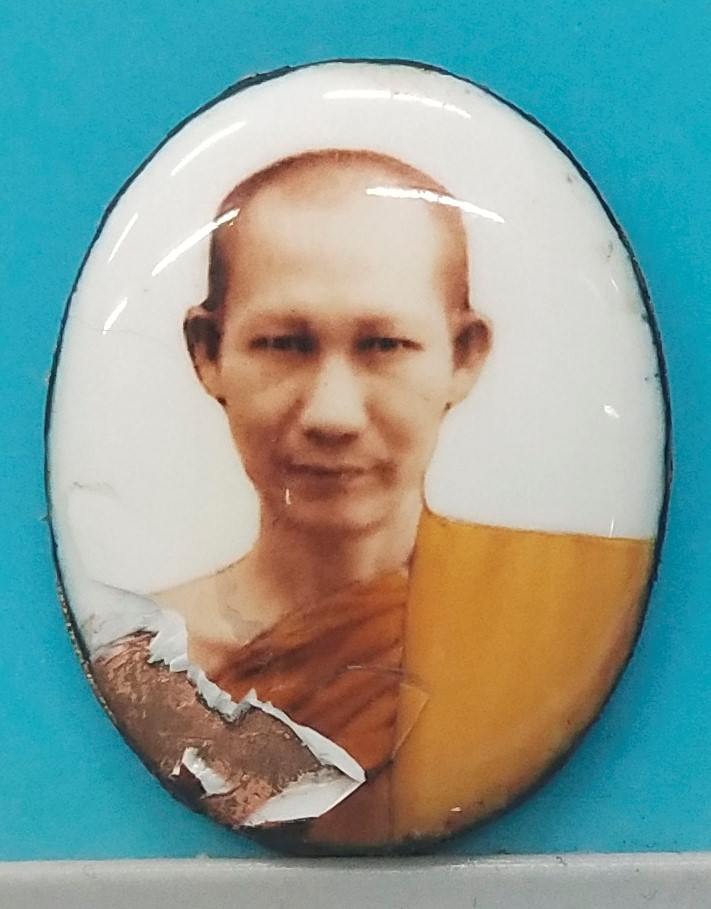 ล็อกเก็ตหลวงพ่อเกษม หลังพระธาตุวัดลำปางหลวง ปี 2557 หมายเลข 175(ชำรุด)