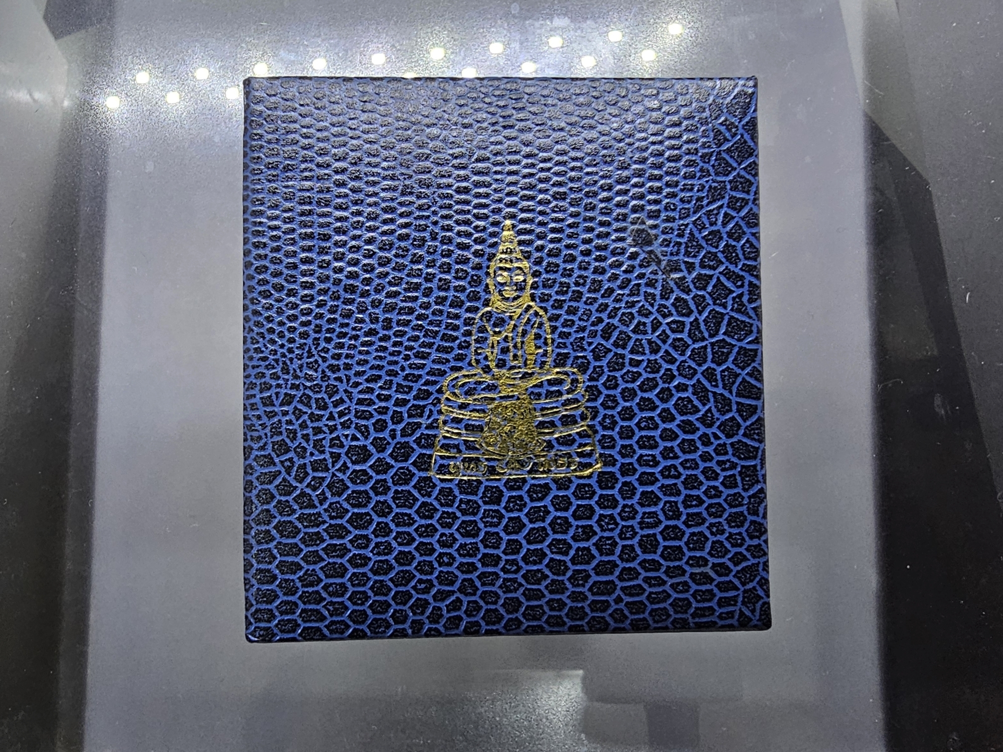 พระพุทธโสธร รุ่นสร้างพระอุโบสถ เนื้อเงินสามกษัตริย์ พิธีพุทธาภิเษก ณ พระอุโบสถ วัดโสธรวรารามวรวิหาร พ.ศ.2539 พร้อมกล่องเดิม