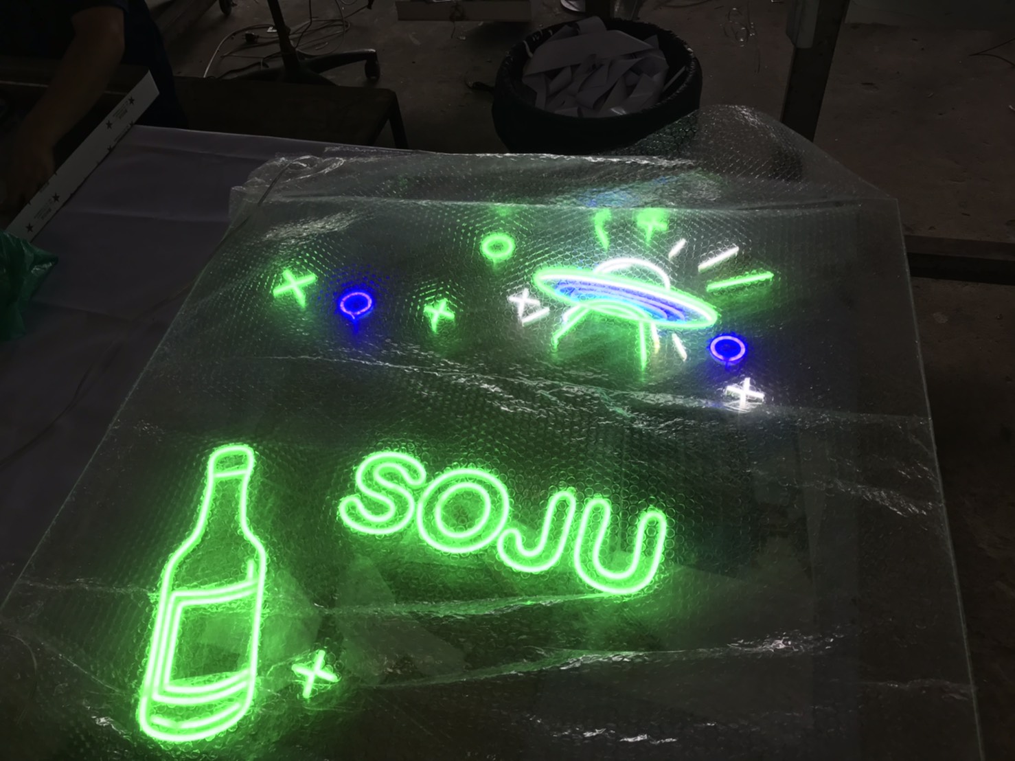 ป้ายไฟนีออนแอลอีดี พื้นหลังใส งานจานบิน SOJU