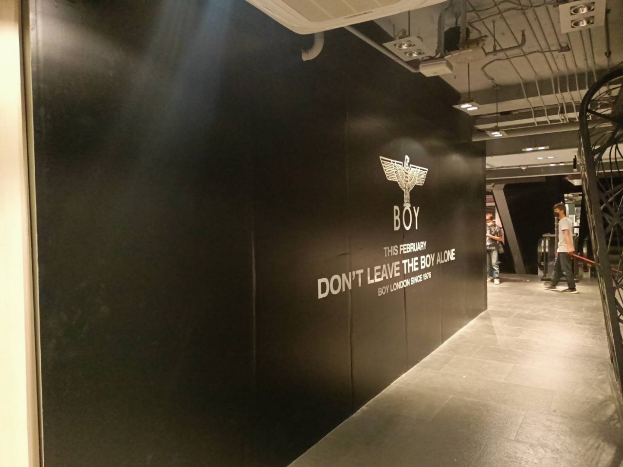 ป้ายงานปริ้นท์สติกเกอร์ลงบนกำแพงลูกค้า งานBOY LONDON