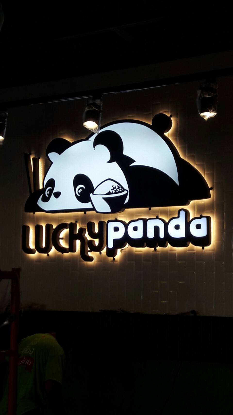 ป้ายโลโก้และตัวอักษรโลหะ ไฟออกหน้าและออกหลังแอลอีดี งานLUCKY PANDA