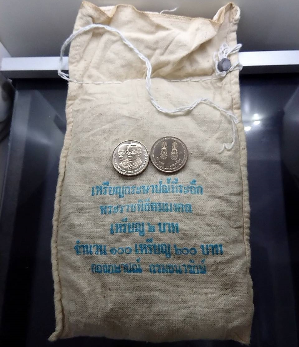 เหรียญยกถุง (100 เหรียญ) เหรียญ 2 บาท ที่ระลึกพระราชพิธีสมมงคล 64 พรรษาเท่า รัชกาลที่4 พ.ศ.2534 ไม่ผ่านใช้