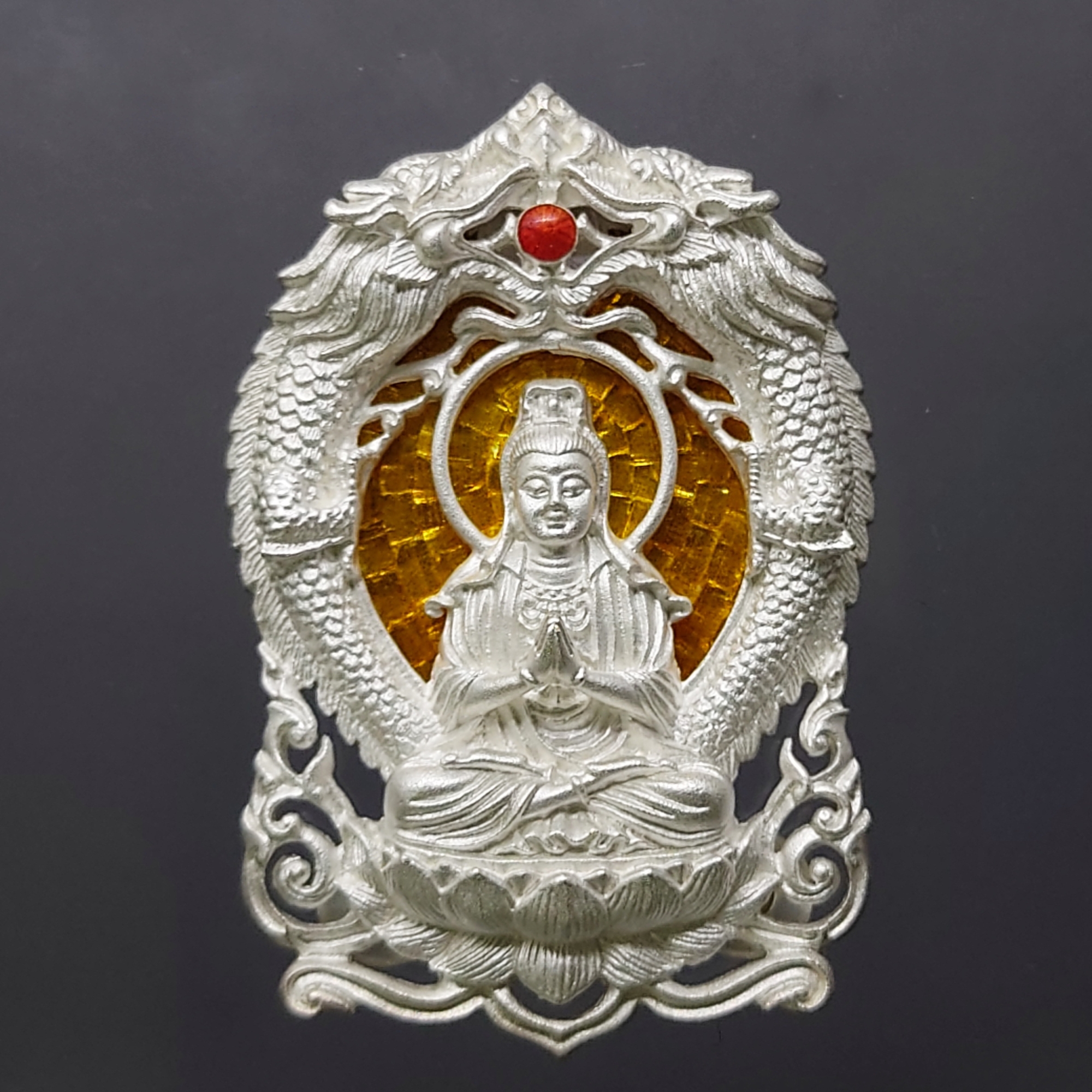พระโพธิสัตว์อวโลกิเตศวร เจ้าแม่กวนอิม เหรียญฉลุลาย ยกองค์มังกรคู่ รุ่นทรงประทานพร เนื้อเงินลงยา วัดบวรนิเวศวิหาร ปี2555 พร้อมตลับเดิม
