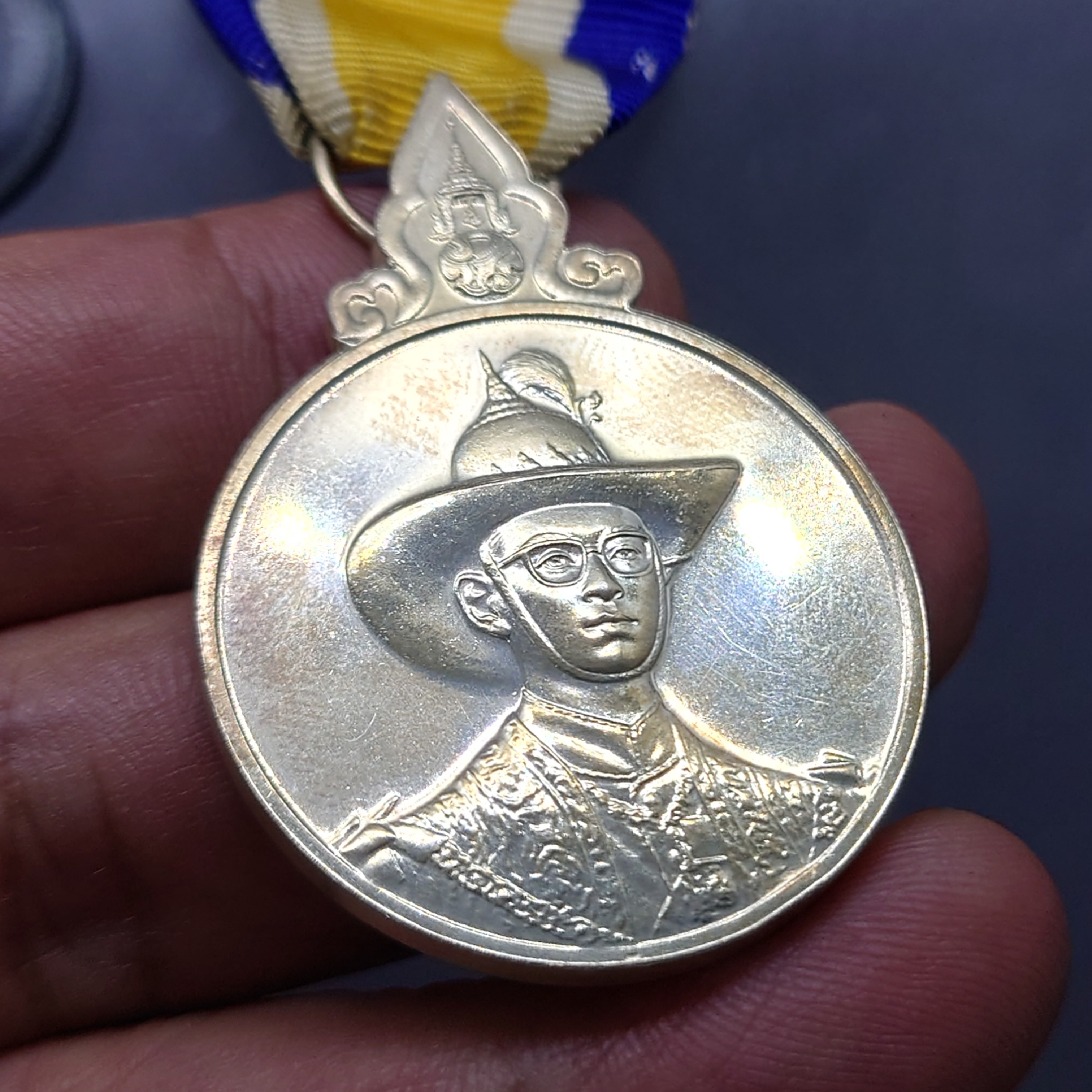 เหรียญที่ระลึกประดับแพรแถบ เนื้อเงิน เฉลิมพระชนมพรรษา 6 รอบ 72 พรรษา รัชกาลที่ 9 พ.ศ.2542 "แบบชาย"