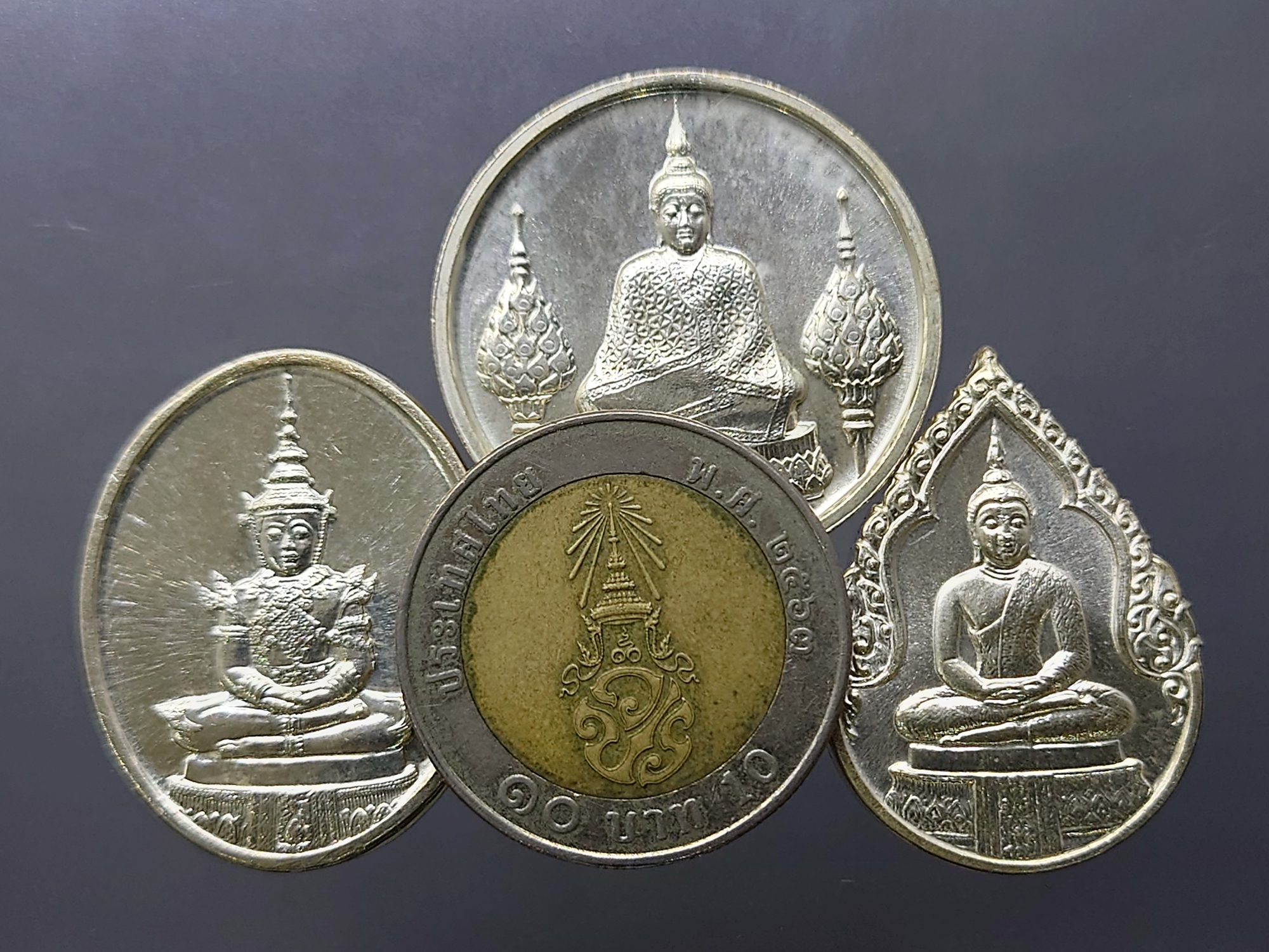 เหรียญพระแก้วมรกต ภปร รุ่นสอง ชุด 3 ฤดู เนื้อเงิน ฉลองกรุงรัตนโกสินทร์ 200 ปี พ.ศ.2525 พร้อมตลับ