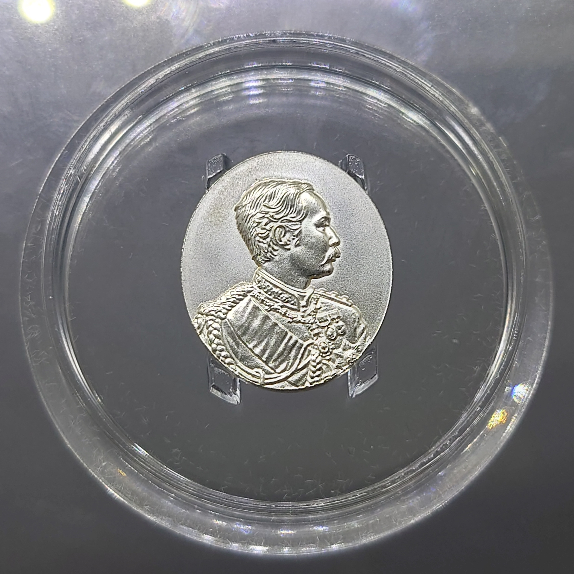 เหรียญเฉลิมพระเกียรติ พระราชสมภพครบ 150 ปี รัชกาลที่5 เนื้อเงินพ่นทราย สาธิตจุฬาฯ สร้าง พิมพ์เล็ก พ.ศ.2546 พร้อมกล่องเดิม ใบเซอร์