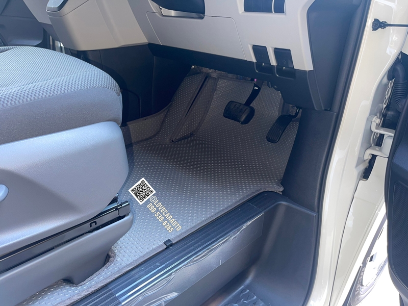 พรมกระดุม Toyota Hiace 2023 เดิมๆ กระดุมเล็ก ครีม 12 ที่นั่ง