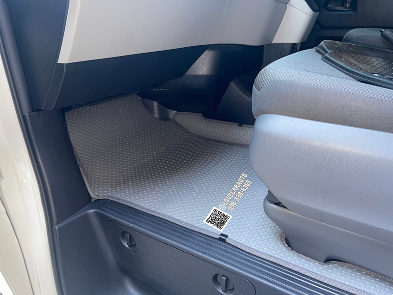 พรมกระดุม Toyota Hiace 2023 เดิมๆ กระดุมเล็ก ครีม 12 ที่นั่ง