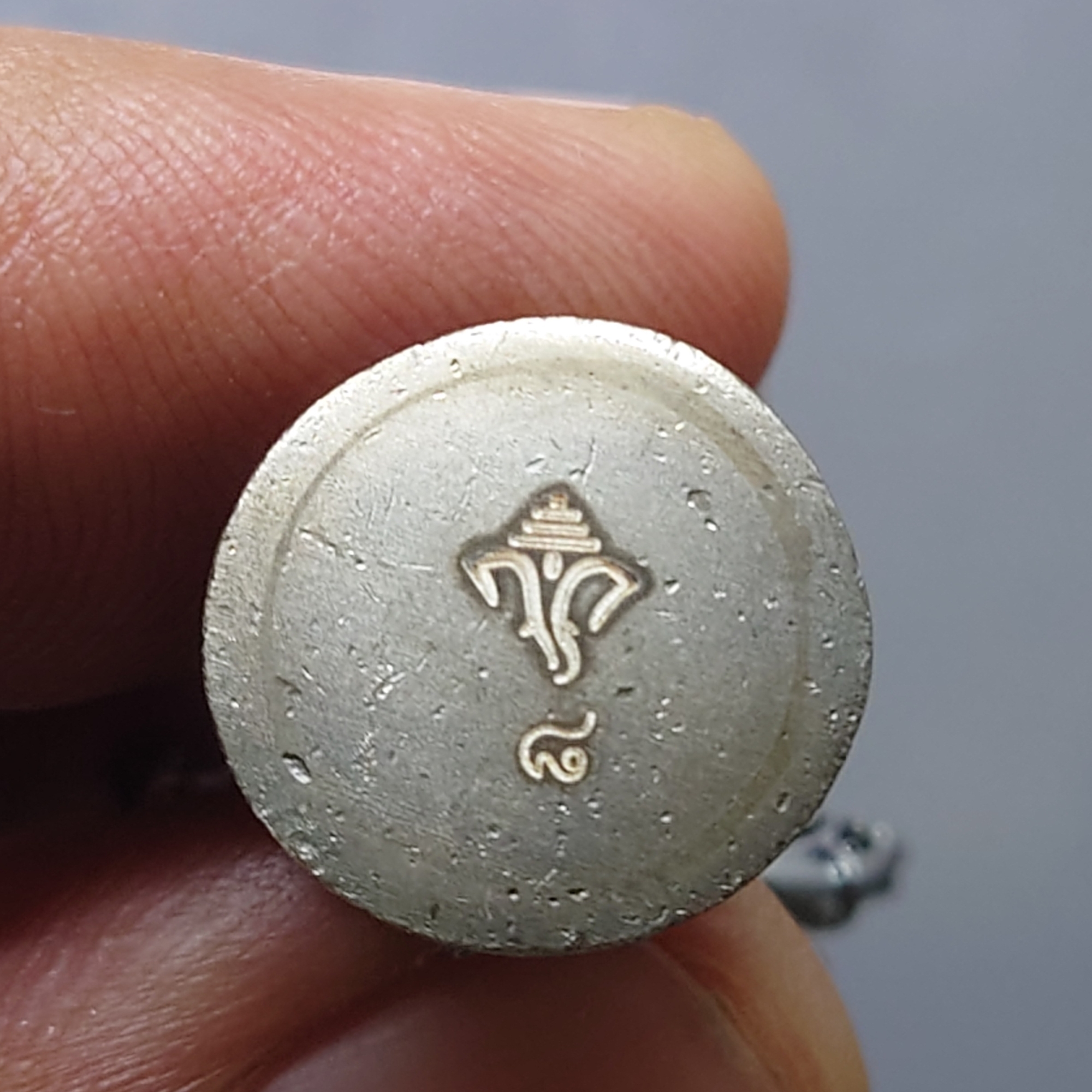 พระพิฆเนศ ปางนฤตยะ มหามงคล ๙๑๐ เนื้อเงินมุก (โคท 8) ขนาด 4 เซ็น จัดสร้างโดย คณะดนตรีและการแสดง มหาวิทยาลัยบูรพา พ.ศ.2562 พร้อมกล่องเดิม