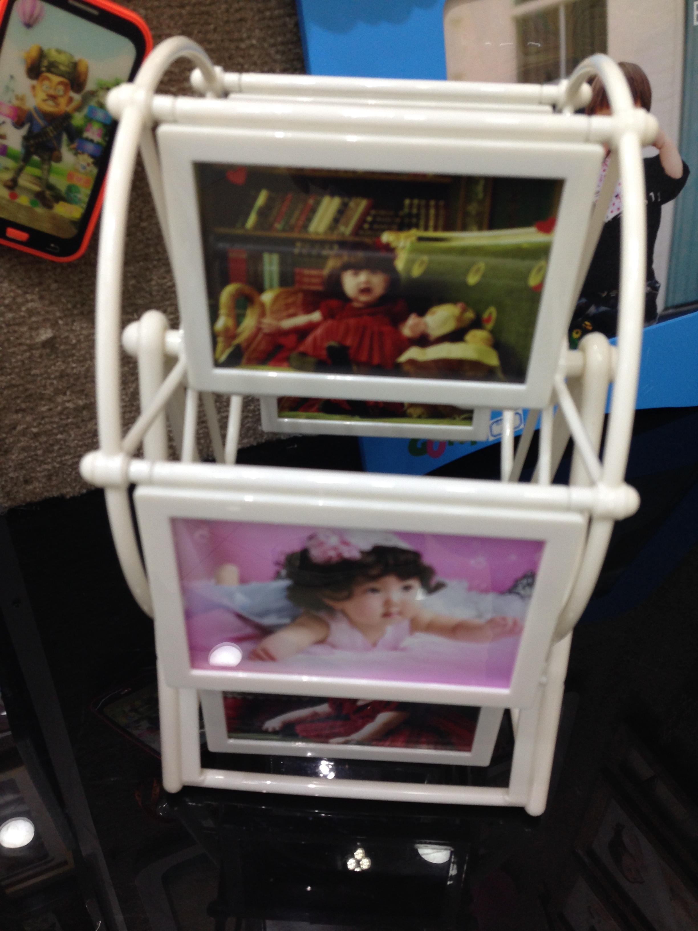 กรอบรูปทรงชิงช้าสวรรค์ ม้าหมุน หมุนได้ (ใส่ภาพได้ 12 ภาพ) สีขาว