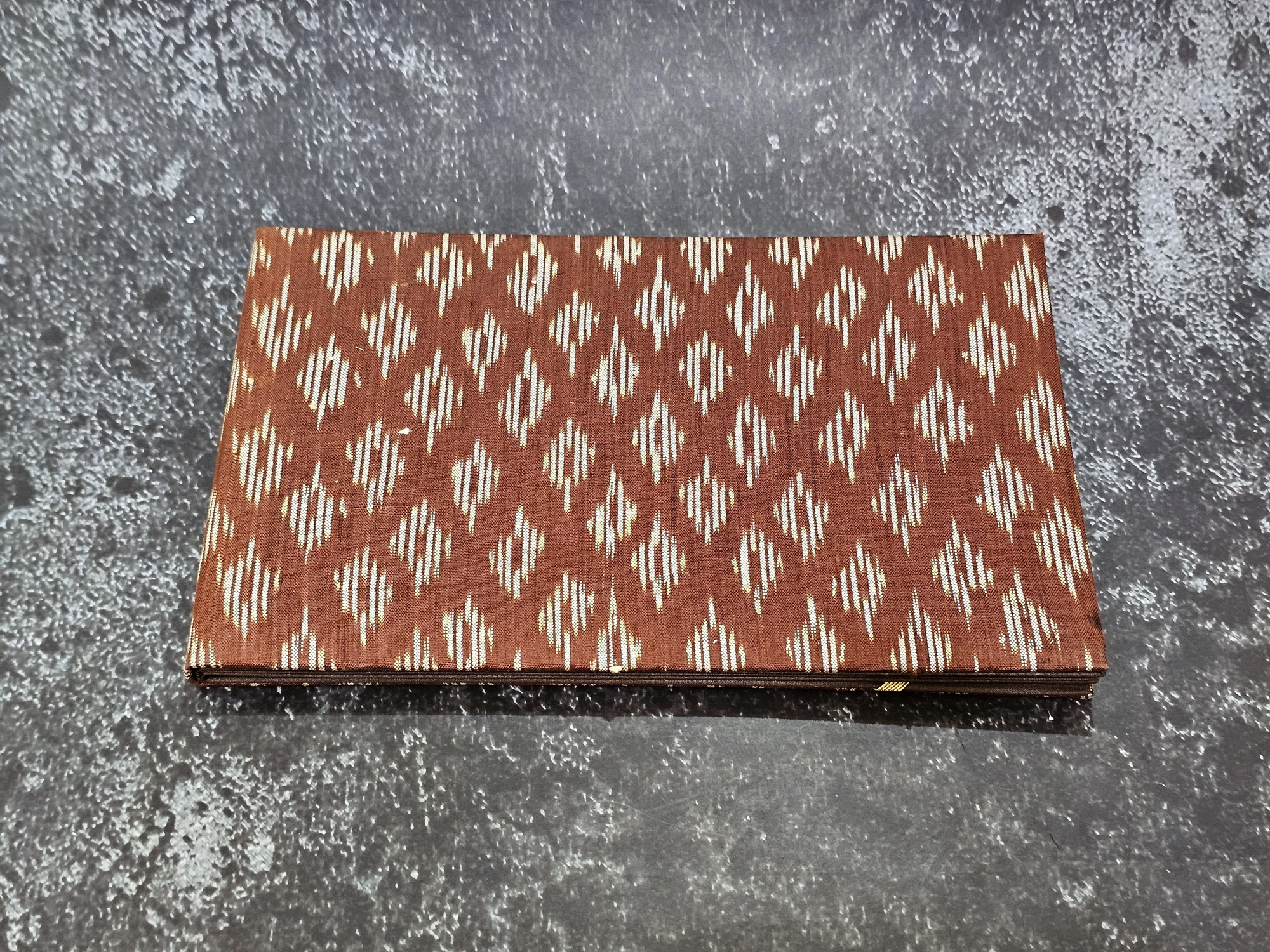 ธนบัตรที่ระลึก 500 บาทแบบพิเศษ พระบาทสมเด็จพระเจ้าอยู่หัวรัชกาลที่ 9 ฉลองสิริราชสมบัติครบ 50 ปี พร้อมปกผ้าไหม หนังสือและกล่อง (ไม่มีซองขาวและหนังสือ)