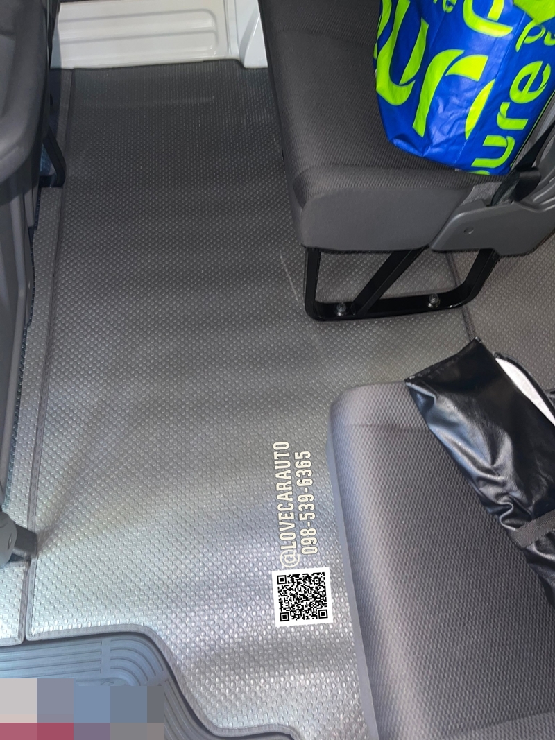 พรมกระดุม Toyota Hiace 2023 เดิมๆ กระดุมเล็ก ครีม 12 ที่นั่ง