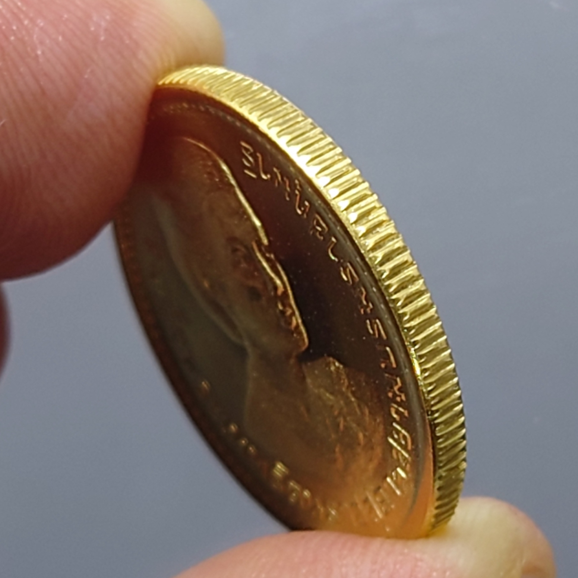 เหรียญทองคำ ชนิดราคา 2500 บาท (หนัก 15 กรัม) ที่ระลึกพระราชพิธีสถาปนาสมเด็จพระเทพรัตนราชสุดาฯ ปี2520