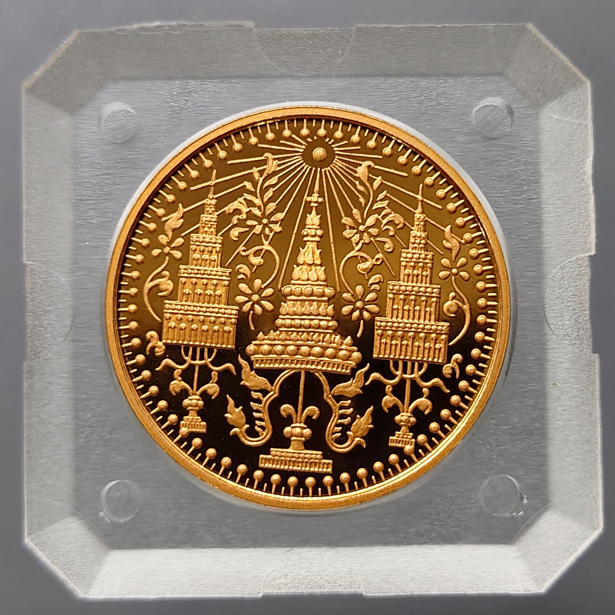 เหรียญพระแก้วมรกต ทรงเครื่อง 3 ฤดู พระจอมเกล้าๆ ปี 2538 เนื้อทองแดงนอก ขัดเงา ขนาด 3.2 ซม. พร้อมตลับเดิม