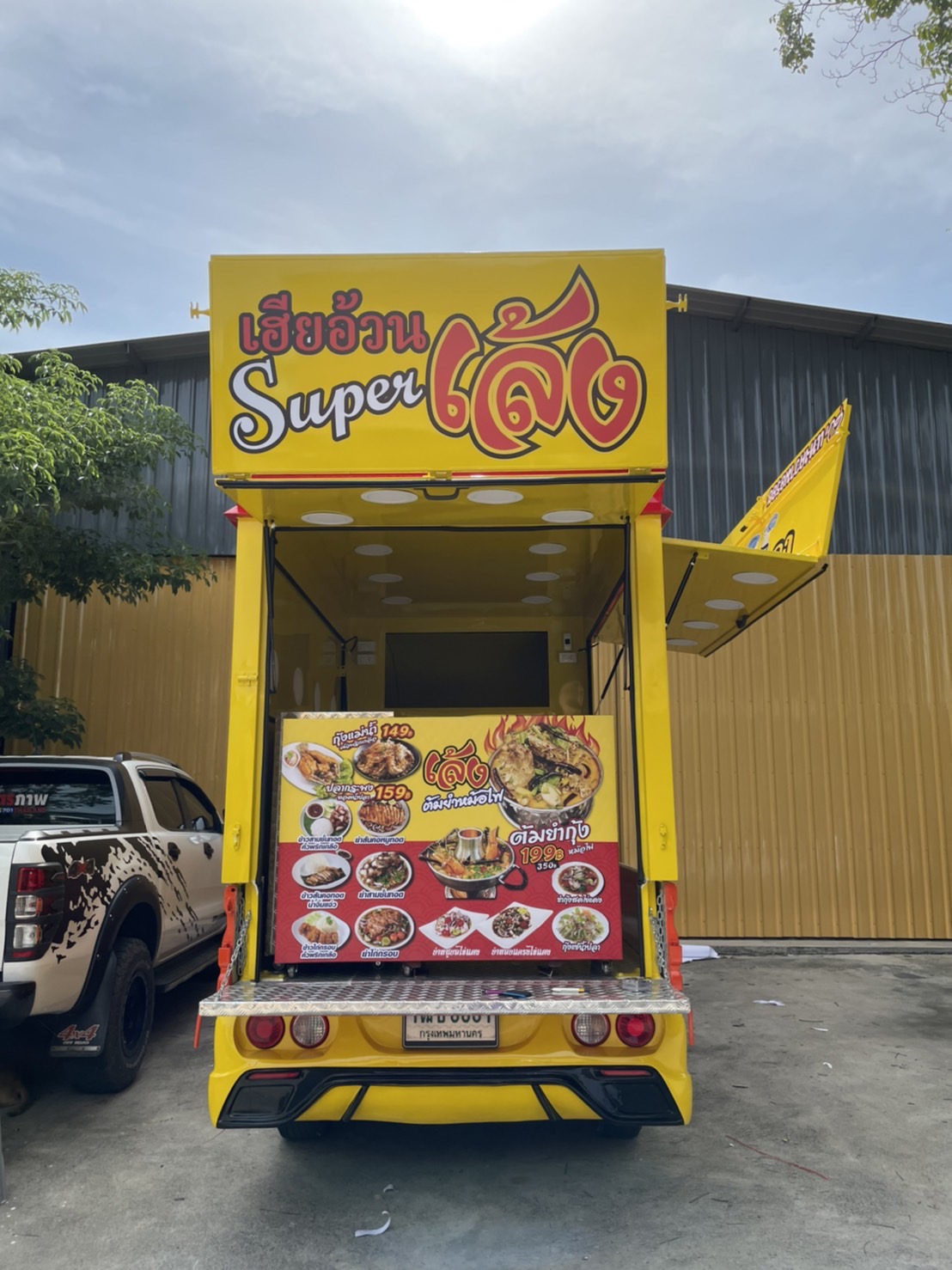 รับทำงานป้ายสติ๊กเกอร์ติดรถ งานสติ๊กเกอร์ติดรถเฮียอ้วน เล้งต้มยำหม้อไฟ