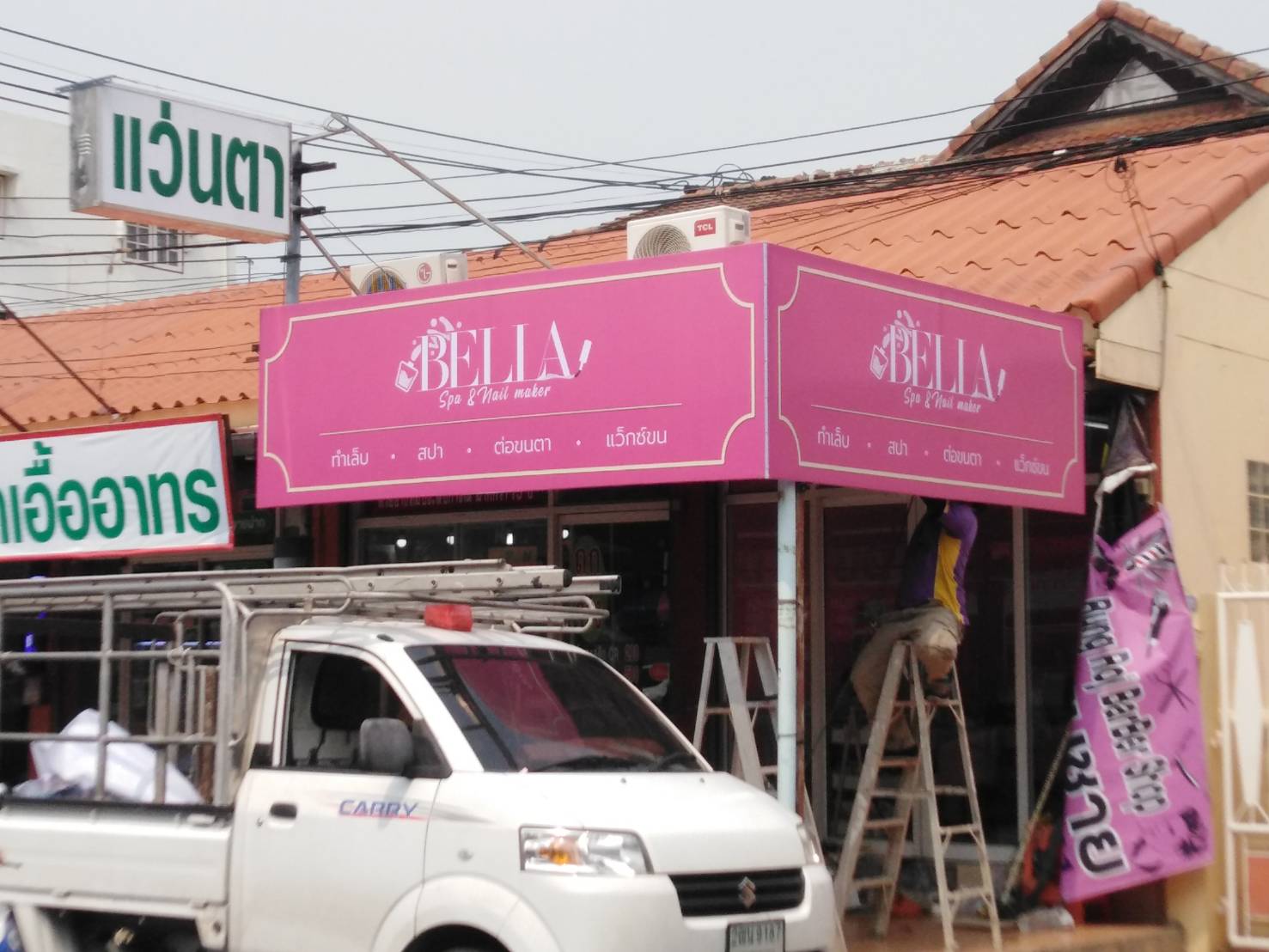 งานป้ายไวนิลขึงโครงเหล็กอย่างดี พร้อมติดตั้งประกอบหน้างาน งานไวนิลขึงโครงเหล็กด่วนได้ งานไวนิลขึงโครงเหล็กร้านBELLA SPA&THAI MAKER