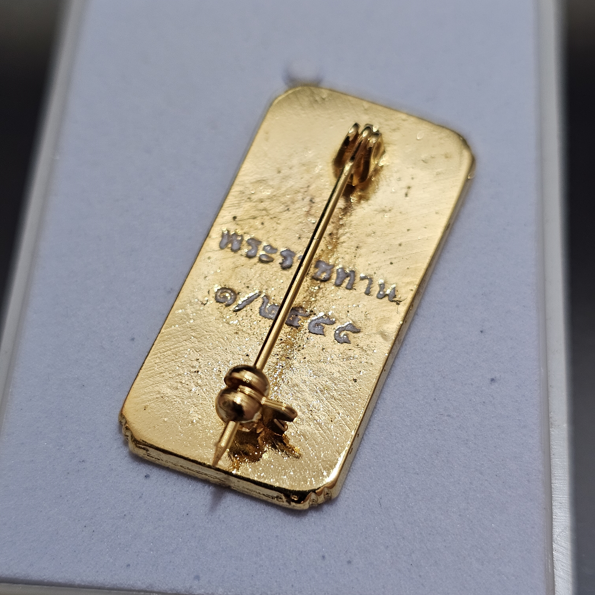 เข็มกลัด เข็มพระราชทาน พระราชพิธีพระราชทานเพลิงพระศพ เจ้าฟ้าเพชรรัตนฯ ปี2555 พร้อมกล่อง