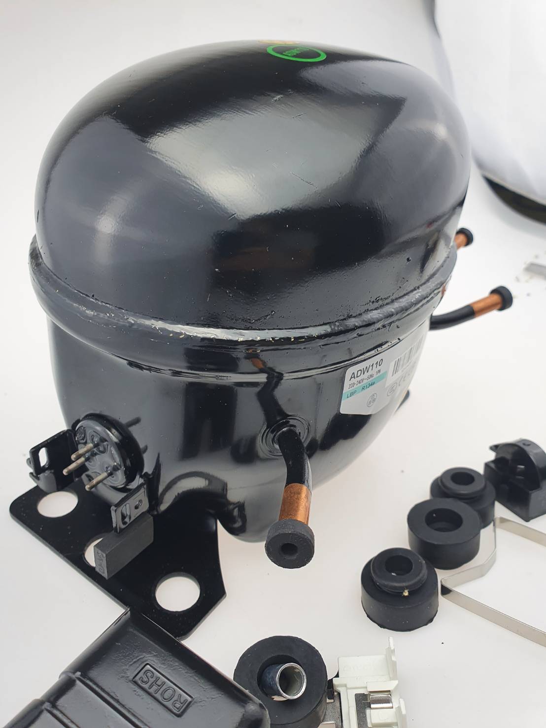 ADW110 คอมเพรสเชอร์ 3/8 แรงม้า R134a LBP สำหรับตู้แช่ ตู้เย็น Compressor ของใหม่ พร้อมอุปกรณ์ ดีเลย์ โอเวอร์โหลด