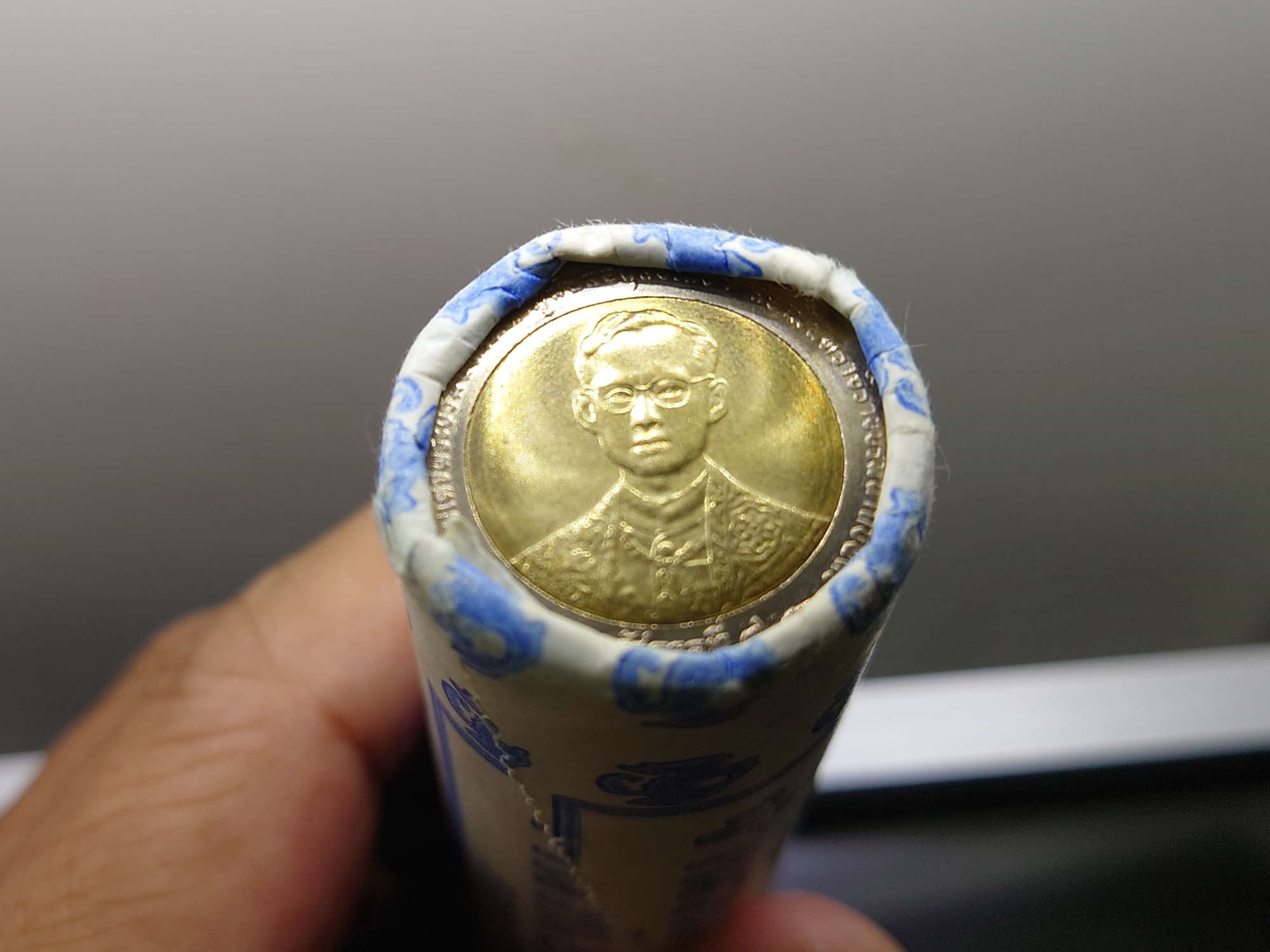 เหรียญยกหลอด ( บรรจุหลอด 50 เหรียญ ) เหรียญ 10 บาท ที่ระลึก ฉลองสิริราชสมบัติ ครบ 50 ปี กาญจนาภิเษก รัชกาลที่ 9 "บล็อกอิตาลี" ปี2539 ไม่ผ่านใช้