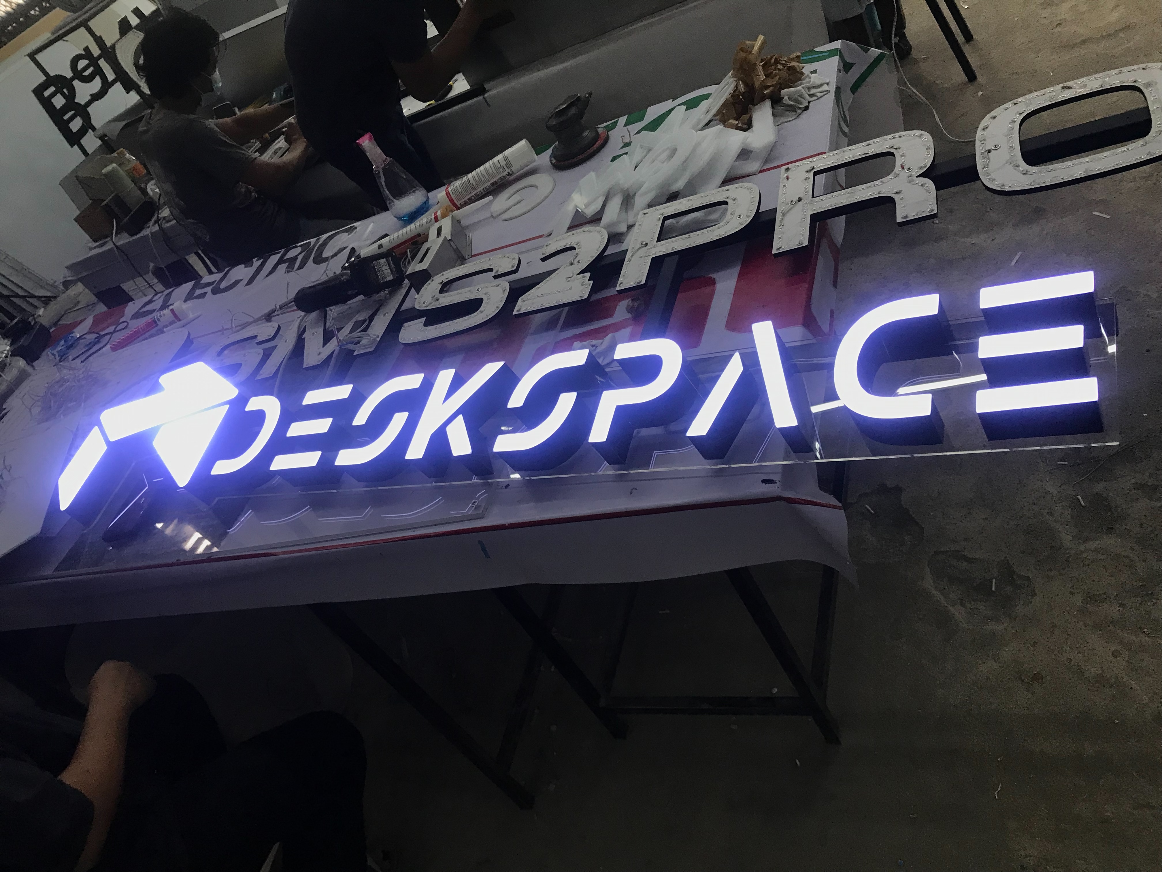 งานป้ายไฟตัวอักษรไฟออกหน้าขอบอลูมิเนียม งานป้ายชื่อร้าน DESK SPACE