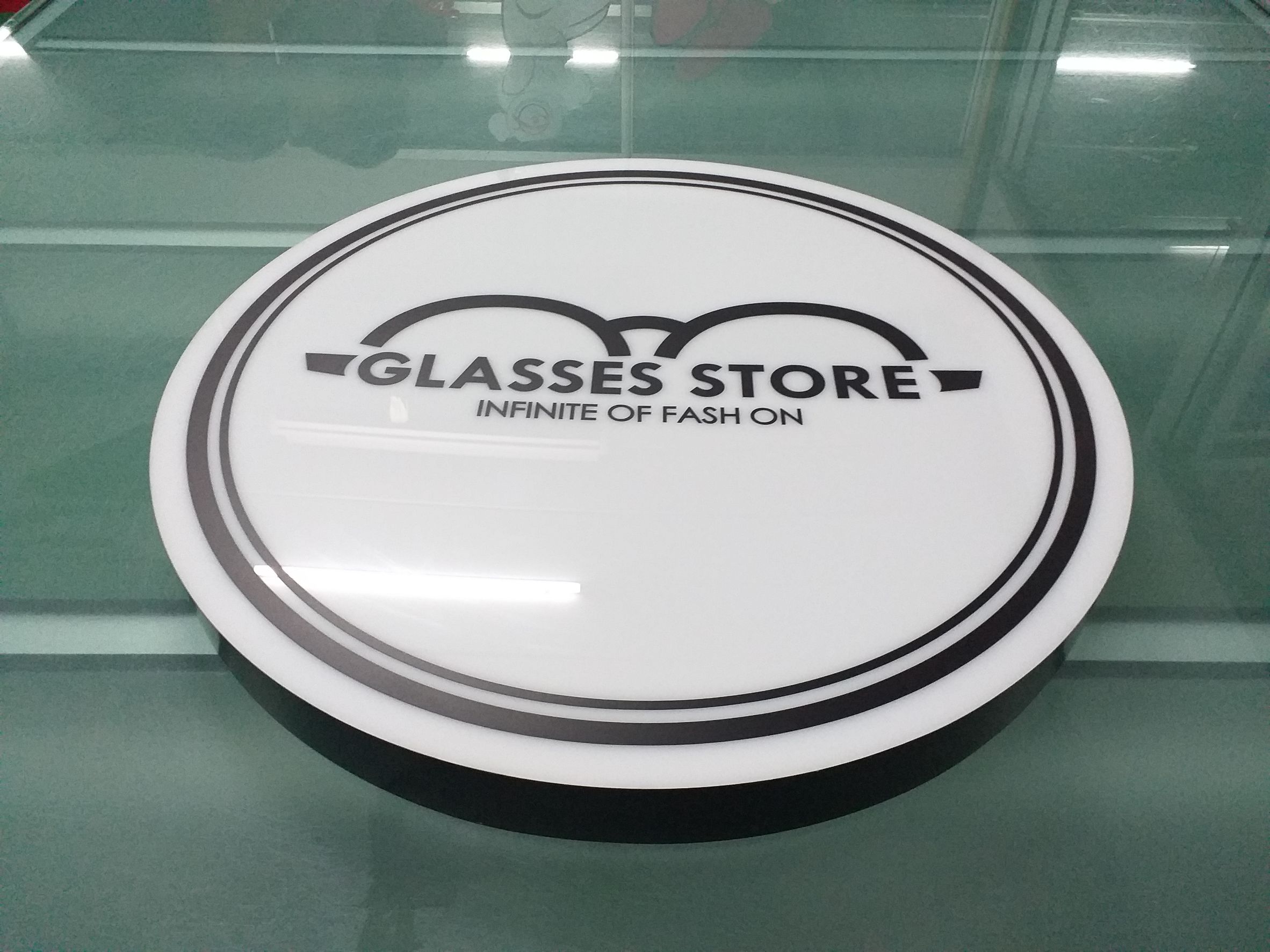 ปริ้นท์สติกเกอร์สีดำ ติดลงบนกล่องไฟแอลอีดี งานGlasses Store