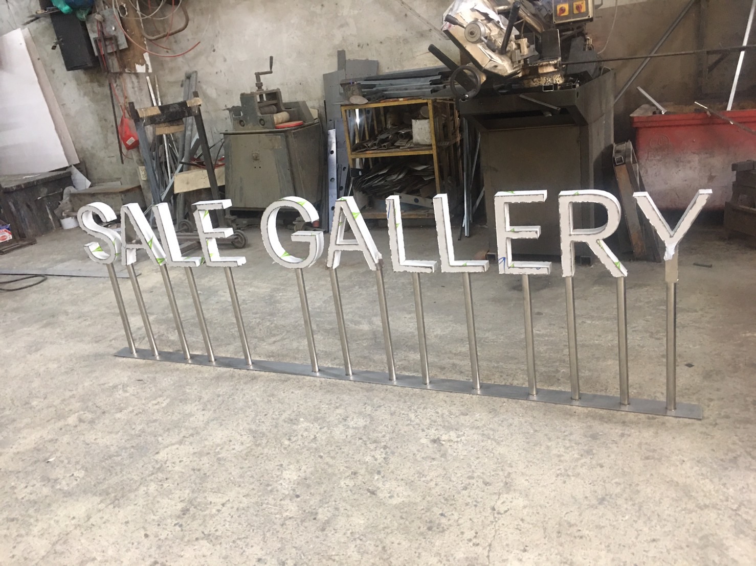 ป้ายตัวอักษรโลหะ ตั้งพื้น งานSALE GALLERY