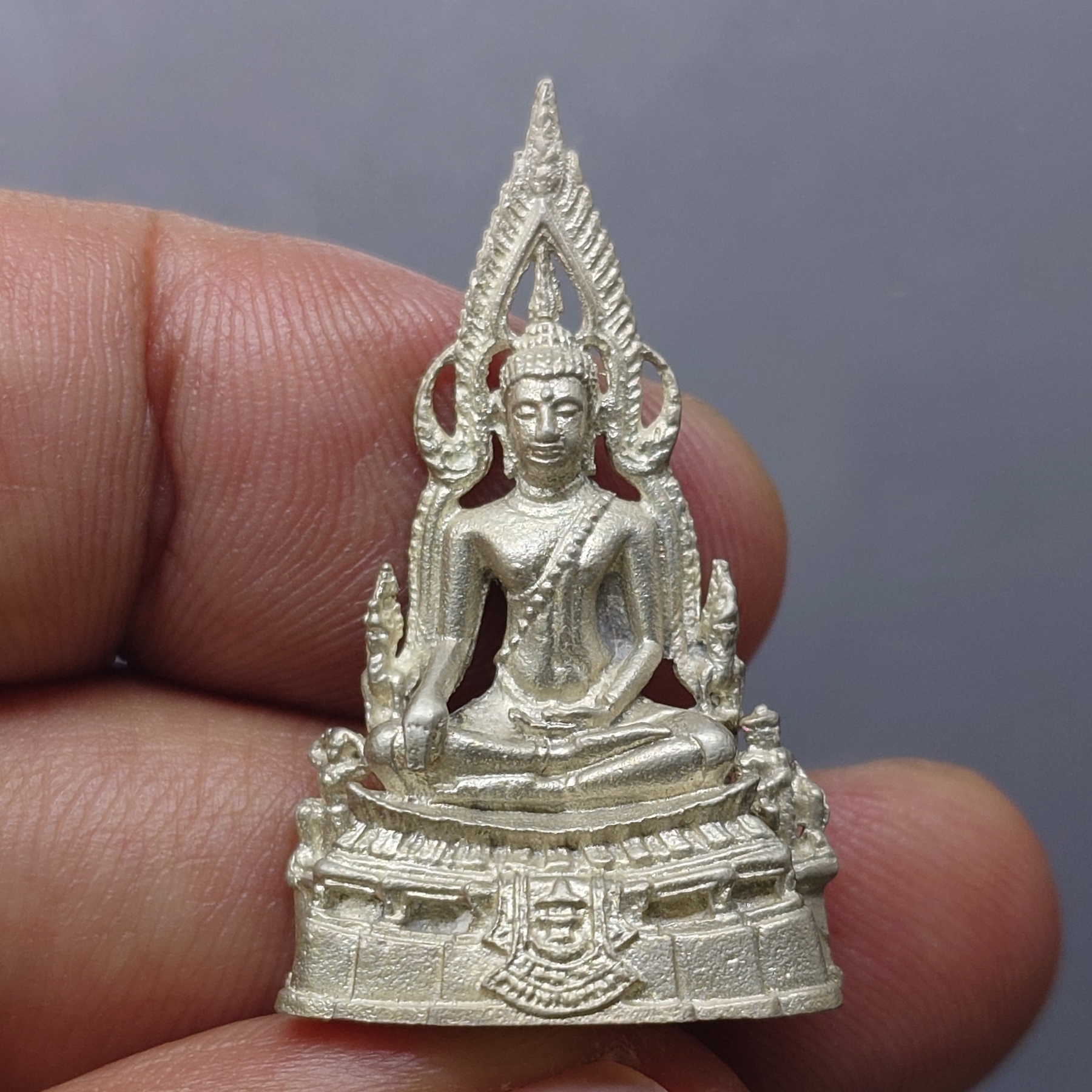 กริ่งพระพุทธชินราช รุ่นทรงมาลาเบี่ยง รุ่นแรก รุ่นเดียว เนื้อเงิน พิมพ์ใหญ๋ วัดพระศรีรัตนมหาธาตุ ปี2520 นิยม หายาก พร้อมตลับเดิม