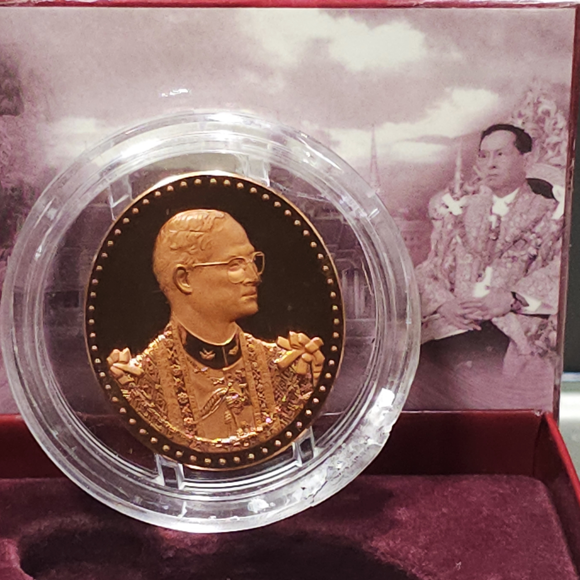 เหรียญที่ระลึก เนื้อทองแดงขัดเงา พระบาทสมเด็จพระเจ้าอยู่หัว รัชกาลที่ 9 ครบรอบ 75 พรรษา ภปร จัดสร้างโดย รพ.ศิริราช ปี2545 (ตลับชำรุด)