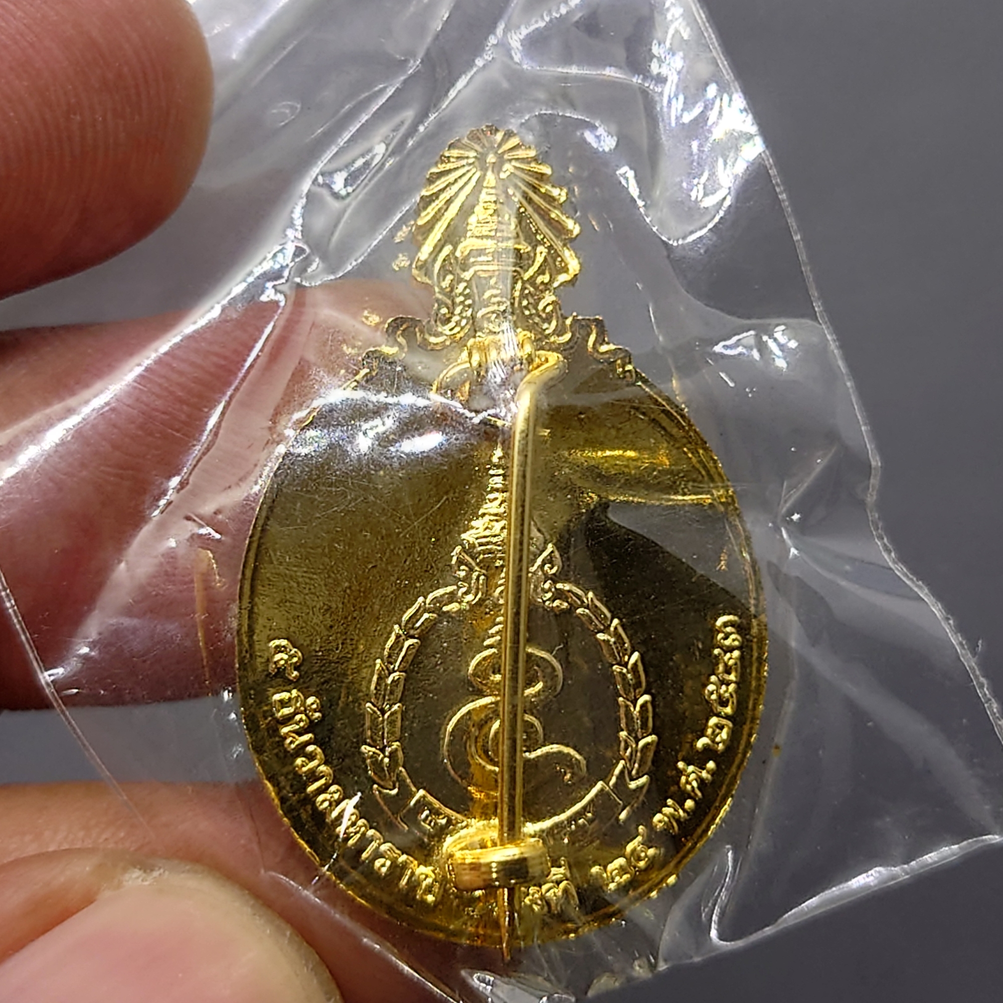 เข็มกลัด 5 ธันวามหาราช ครั้งที่ 24 กาหลั่ยทอง ลงยา พ.ศ.2543 ซีลเดิม