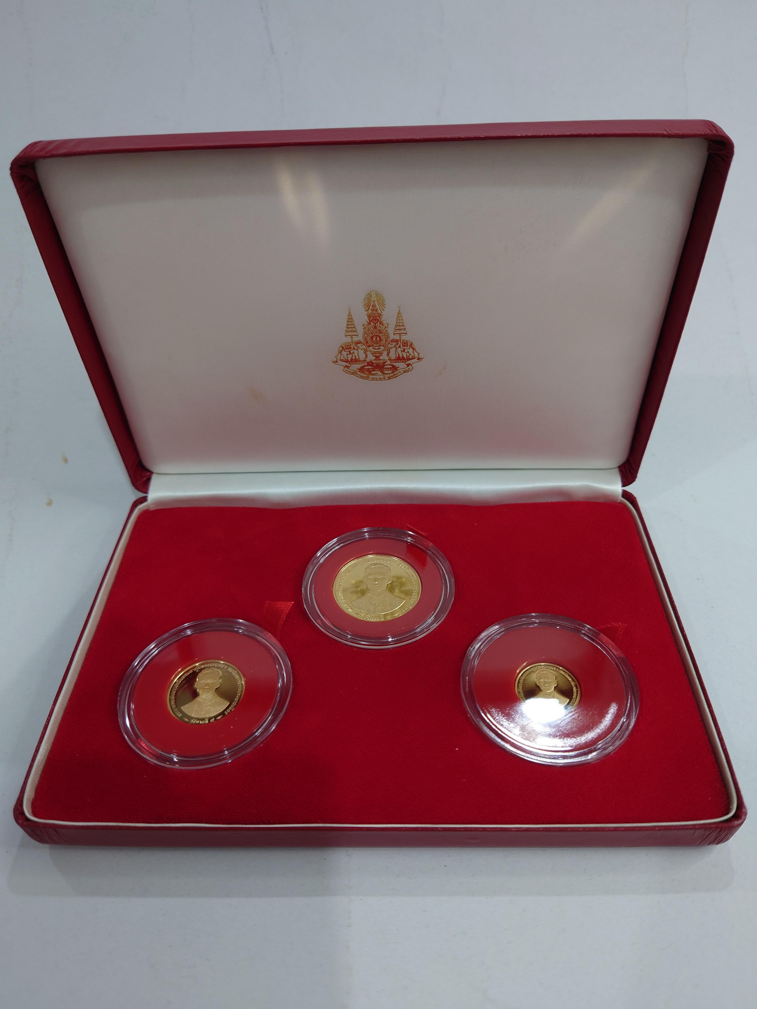 เหรียญทองขัดเงา ครบชุด (น้ำหนักรวม 7 สลึง) ที่ระลึก กาญจนาภิเษก (หน้าเหรียญ1500-3000-6000บาท) พ.ศ.2539 พร้อมกล่องหนังเดิมๆ